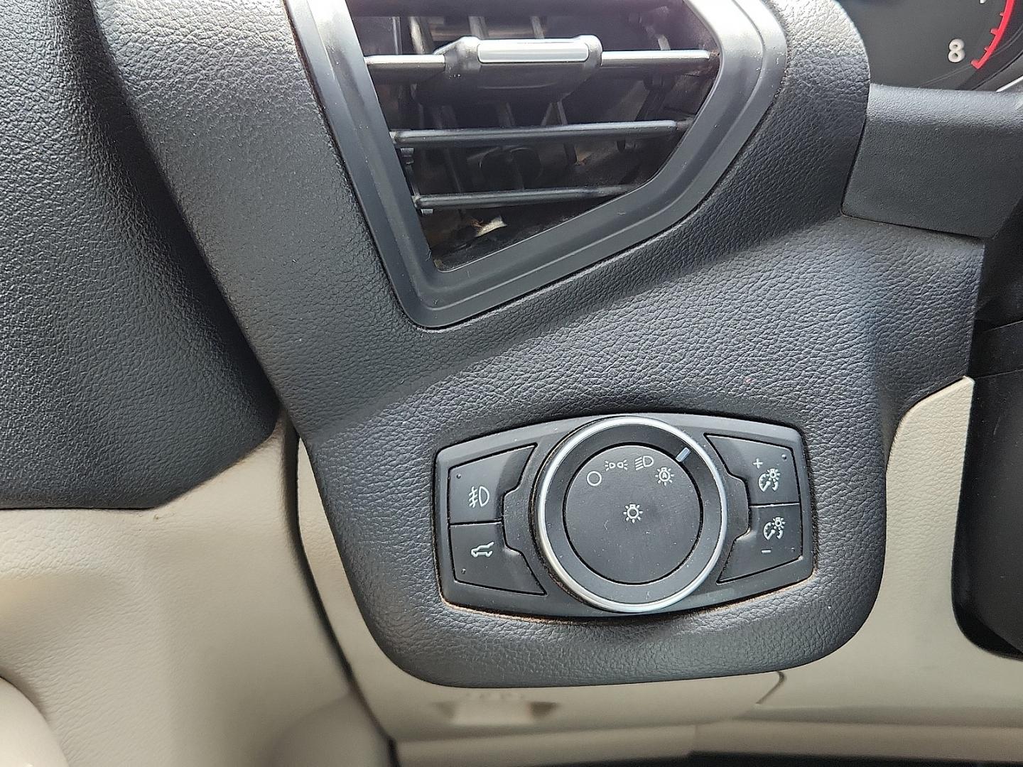 2018 BLACK /Medium Light Stone - KL Ford Escape SE (1FMCU0G9XJU) with an EcoBoost 2L I-4 gasoline direct injection, DOHC, variable valve control, intercooled turbo, premium unleaded, engine with 245HP engine, located at 4711 Ave Q, Lubbock, TX, 79412, (806) 687-2362, 33.551304, -101.855293- Photo#23