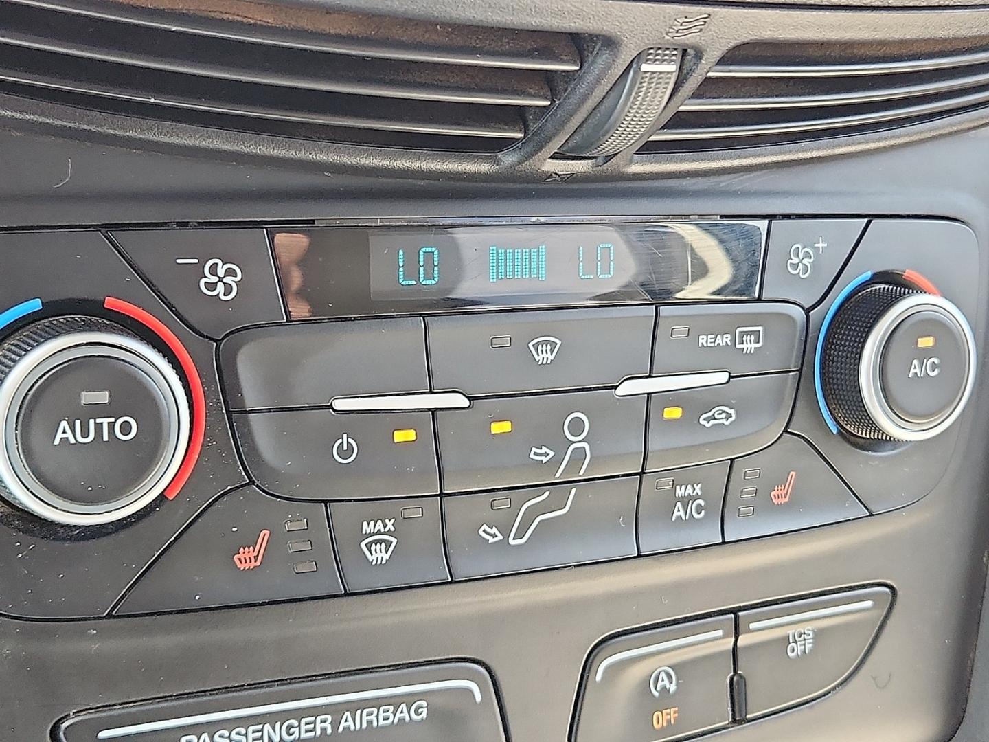2018 BLACK /Medium Light Stone - KL Ford Escape SE (1FMCU0G9XJU) with an EcoBoost 2L I-4 gasoline direct injection, DOHC, variable valve control, intercooled turbo, premium unleaded, engine with 245HP engine, located at 4711 Ave Q, Lubbock, TX, 79412, (806) 687-2362, 33.551304, -101.855293- Photo#26