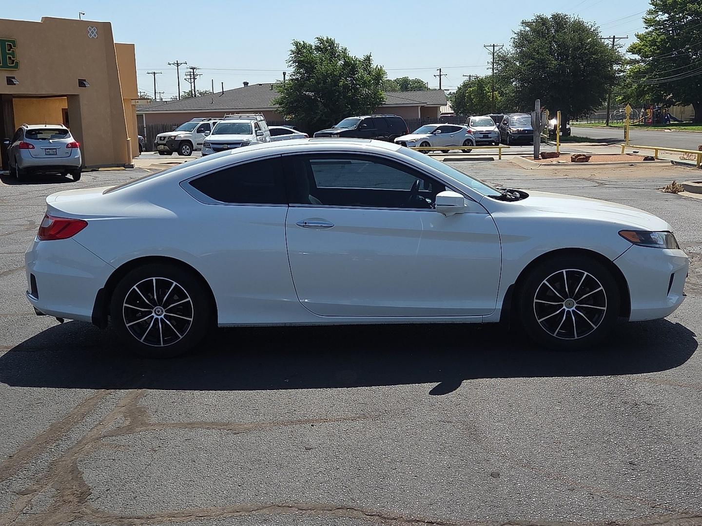 2015 White Orchid Pearl - WB /Parchment - BI Honda Accord EX-L (1HGCT1B86FA) with an 2.4L I-4 gasoline direct injection, DOHC, i-VTEC variable valve control, regular unleaded, engine with 185HP engine, located at 4711 Ave Q, Lubbock, TX, 79412, (806) 687-2362, 33.551304, -101.855293- Photo#5