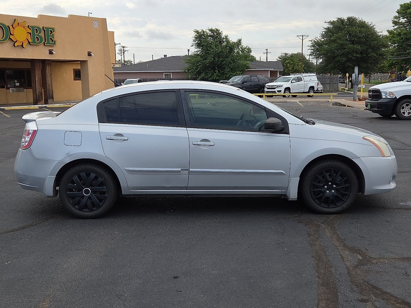 2012 Brilliant Silver - K23 /Gray Nissan Sentra 2.0 S (3N1AB6AP9CL) with an 2L I-4 DOHC, variable valve control, regular unleaded, engine with 140HP engine, located at 4711 Ave Q, Lubbock, TX, 79412, (806) 687-2362, 33.551304, -101.855293- Photo#5