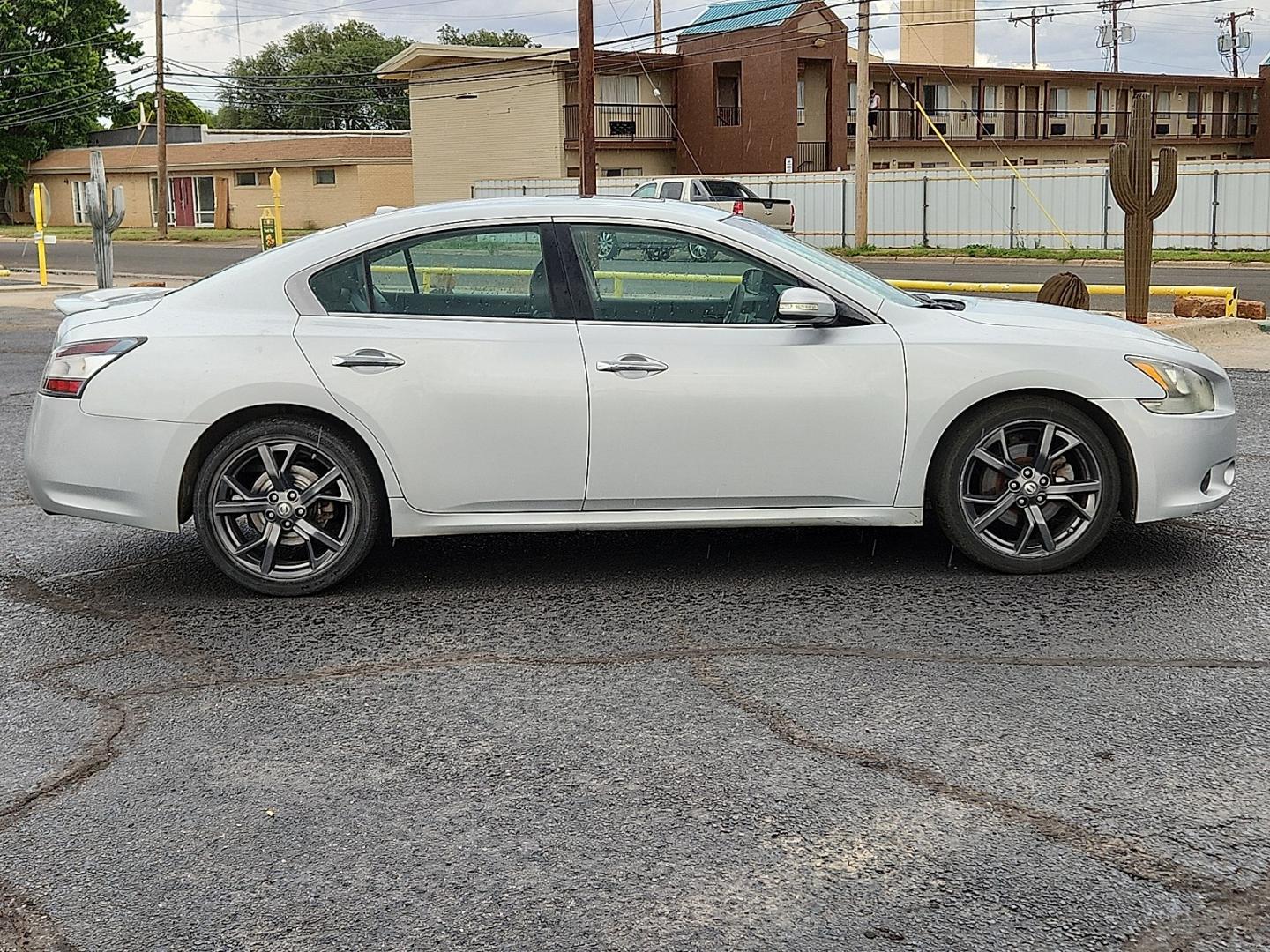 2014 SILVER Nissan Maxima 3.5 S (1N4AA5AP5EC) with an VQ 3.5L V-6 DOHC, variable valve control, premium unleaded, engine with 290HP engine, located at 4711 Ave Q, Lubbock, TX, 79412, (806) 687-2362, 33.551304, -101.855293 - Photo#4