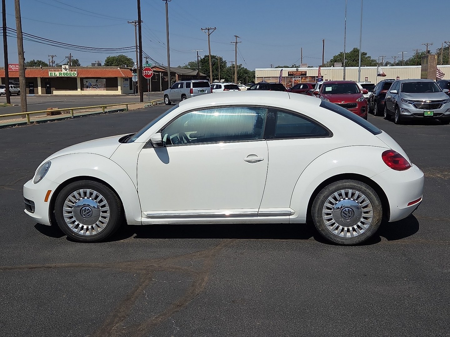 2013 Candy White - B4B4 /Titan Black - JU Volkswagen Beetle 2.5L (3VWJP7AT9DM) with an 2.5L I-5 DOHC, variable valve control, regular unleaded, engine with 170HP engine, located at 4711 Ave Q, Lubbock, TX, 79412, (806) 687-2362, 33.551304, -101.855293- Photo#1