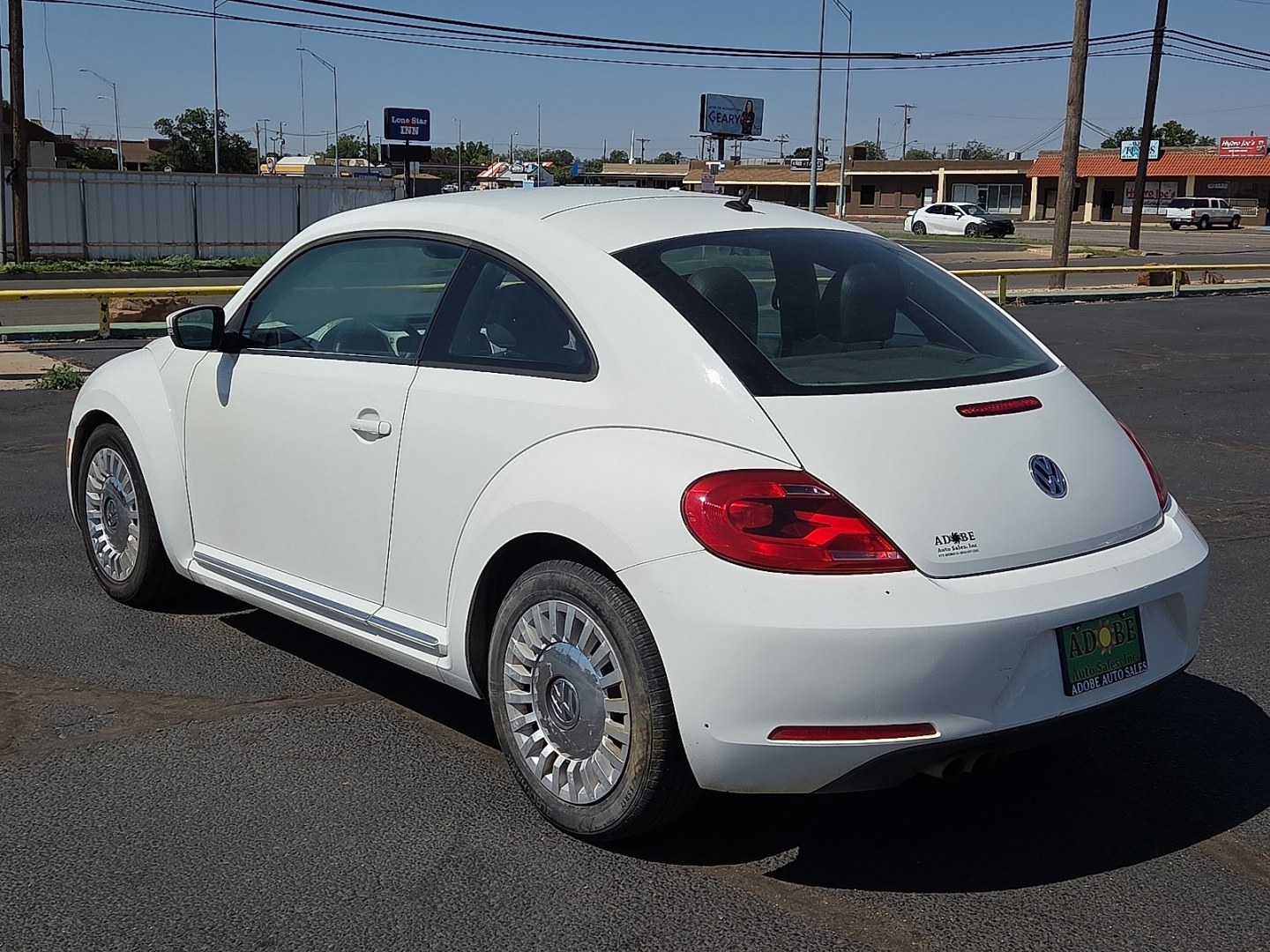 2013 Candy White - B4B4 /Titan Black - JU Volkswagen Beetle 2.5L (3VWJP7AT9DM) with an 2.5L I-5 DOHC, variable valve control, regular unleaded, engine with 170HP engine, located at 4711 Ave Q, Lubbock, TX, 79412, (806) 687-2362, 33.551304, -101.855293- Photo#2