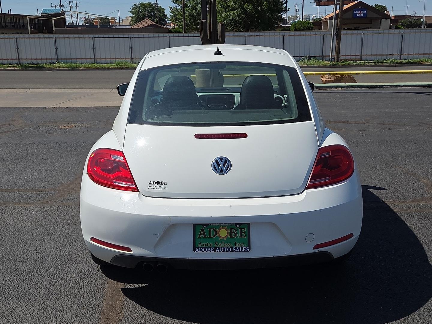 2013 Candy White - B4B4 /Titan Black - JU Volkswagen Beetle 2.5L (3VWJP7AT9DM) with an 2.5L I-5 DOHC, variable valve control, regular unleaded, engine with 170HP engine, located at 4711 Ave Q, Lubbock, TX, 79412, (806) 687-2362, 33.551304, -101.855293- Photo#3