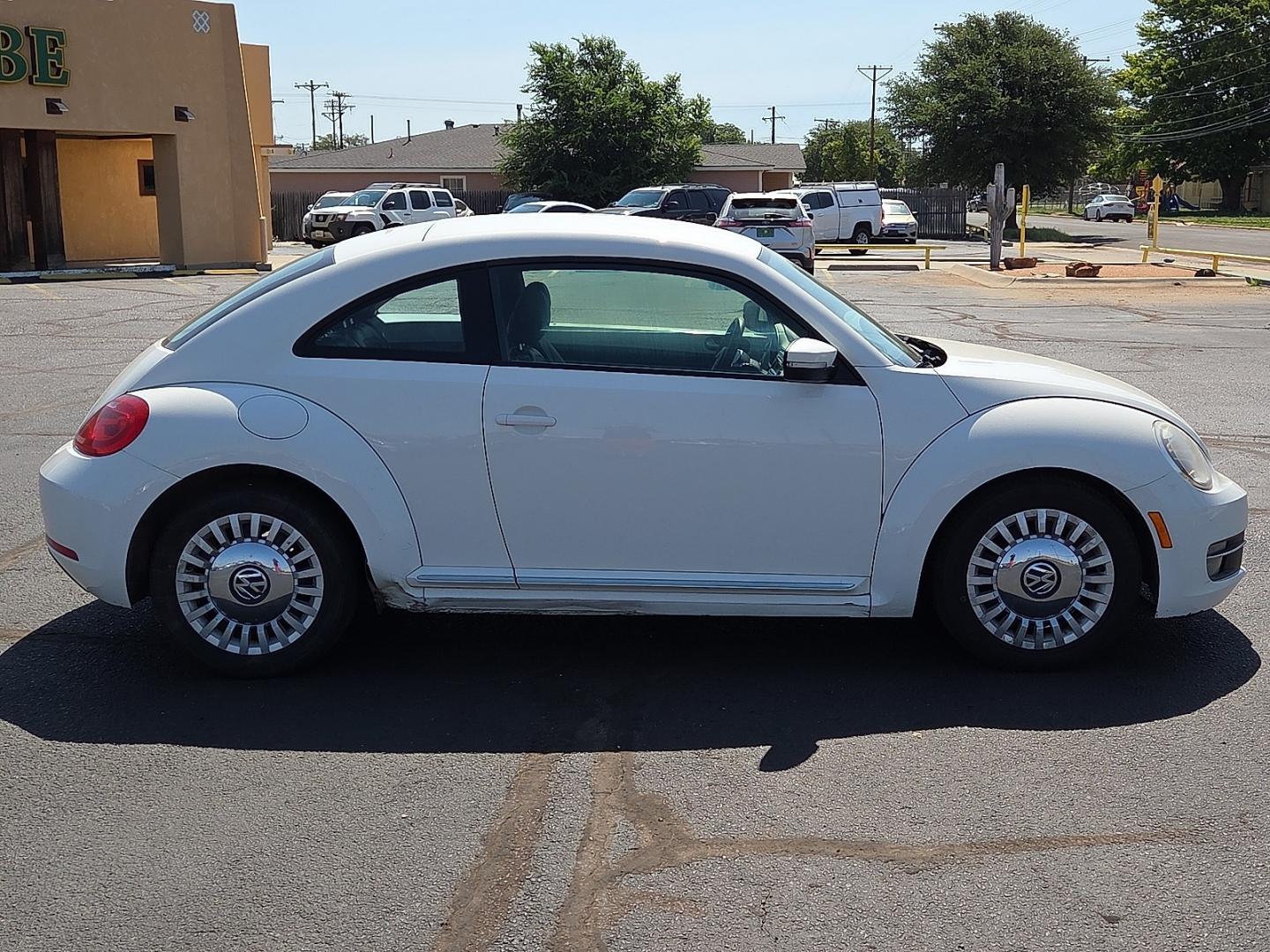 2013 Candy White - B4B4 /Titan Black - JU Volkswagen Beetle 2.5L (3VWJP7AT9DM) with an 2.5L I-5 DOHC, variable valve control, regular unleaded, engine with 170HP engine, located at 4711 Ave Q, Lubbock, TX, 79412, (806) 687-2362, 33.551304, -101.855293- Photo#5