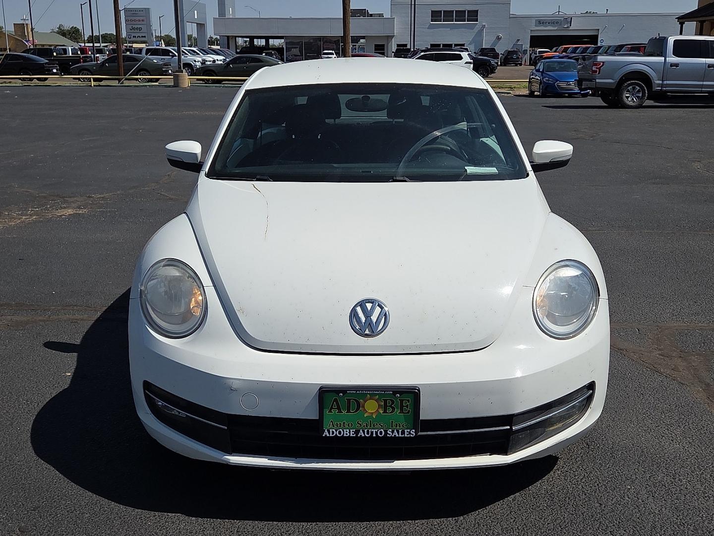 2013 Candy White - B4B4 /Titan Black - JU Volkswagen Beetle 2.5L (3VWJP7AT9DM) with an 2.5L I-5 DOHC, variable valve control, regular unleaded, engine with 170HP engine, located at 4711 Ave Q, Lubbock, TX, 79412, (806) 687-2362, 33.551304, -101.855293- Photo#7