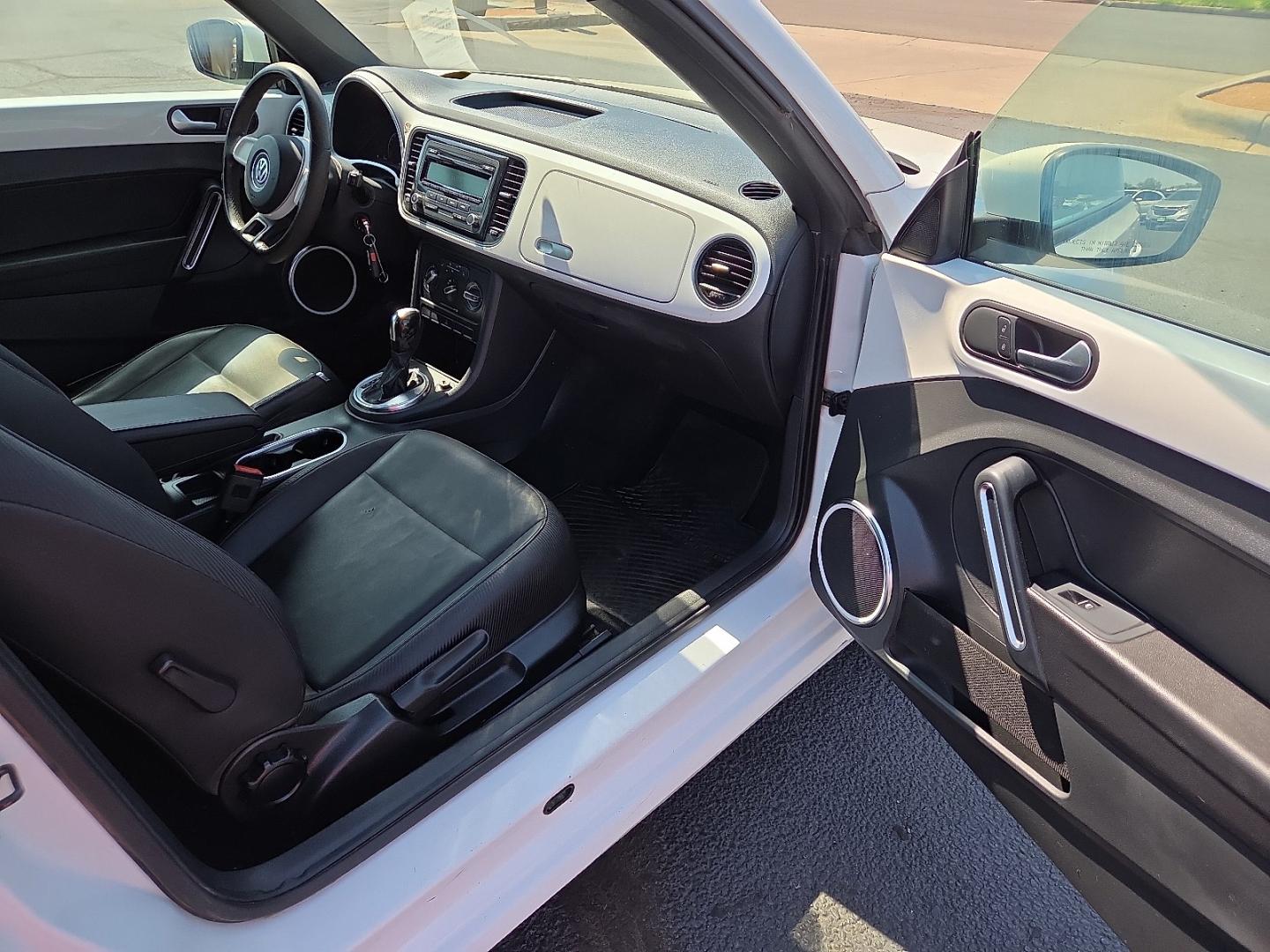 2013 Candy White - B4B4 /Titan Black - JU Volkswagen Beetle 2.5L (3VWJP7AT9DM) with an 2.5L I-5 DOHC, variable valve control, regular unleaded, engine with 170HP engine, located at 4711 Ave Q, Lubbock, TX, 79412, (806) 687-2362, 33.551304, -101.855293- Photo#10
