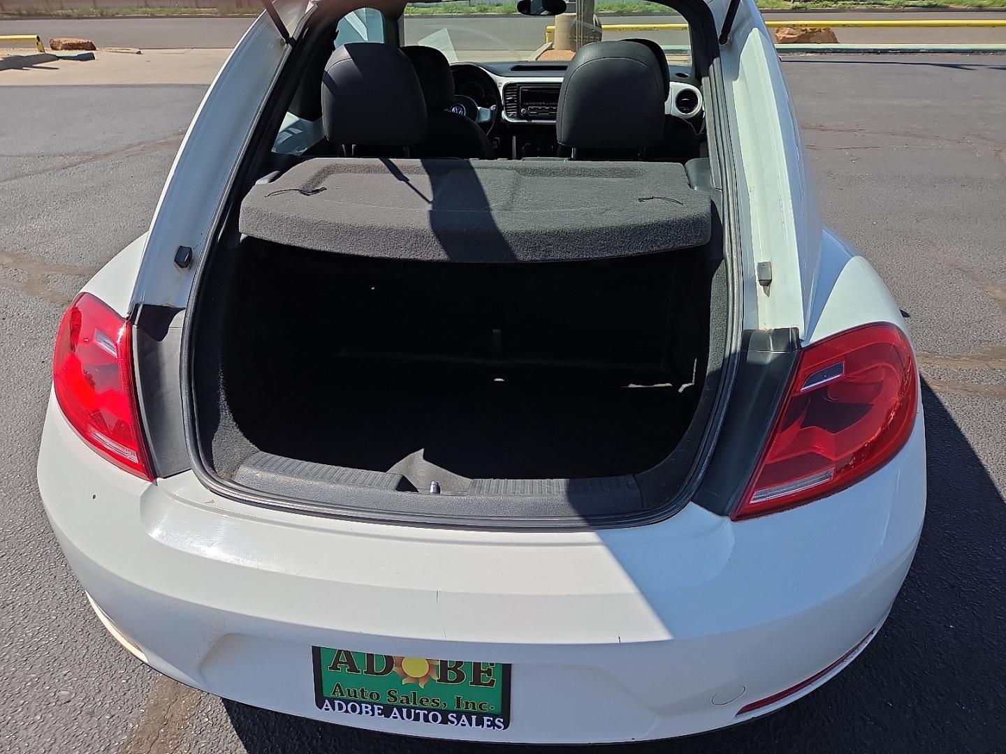 2013 Candy White - B4B4 /Titan Black - JU Volkswagen Beetle 2.5L (3VWJP7AT9DM) with an 2.5L I-5 DOHC, variable valve control, regular unleaded, engine with 170HP engine, located at 4711 Ave Q, Lubbock, TX, 79412, (806) 687-2362, 33.551304, -101.855293- Photo#15