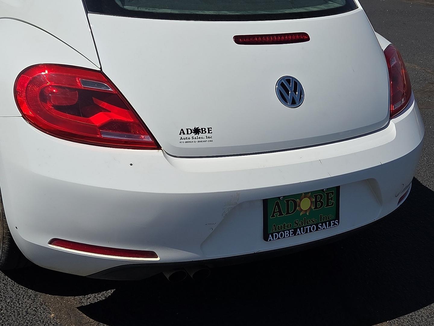 2013 Candy White - B4B4 /Titan Black - JU Volkswagen Beetle 2.5L (3VWJP7AT9DM) with an 2.5L I-5 DOHC, variable valve control, regular unleaded, engine with 170HP engine, located at 4711 Ave Q, Lubbock, TX, 79412, (806) 687-2362, 33.551304, -101.855293- Photo#16