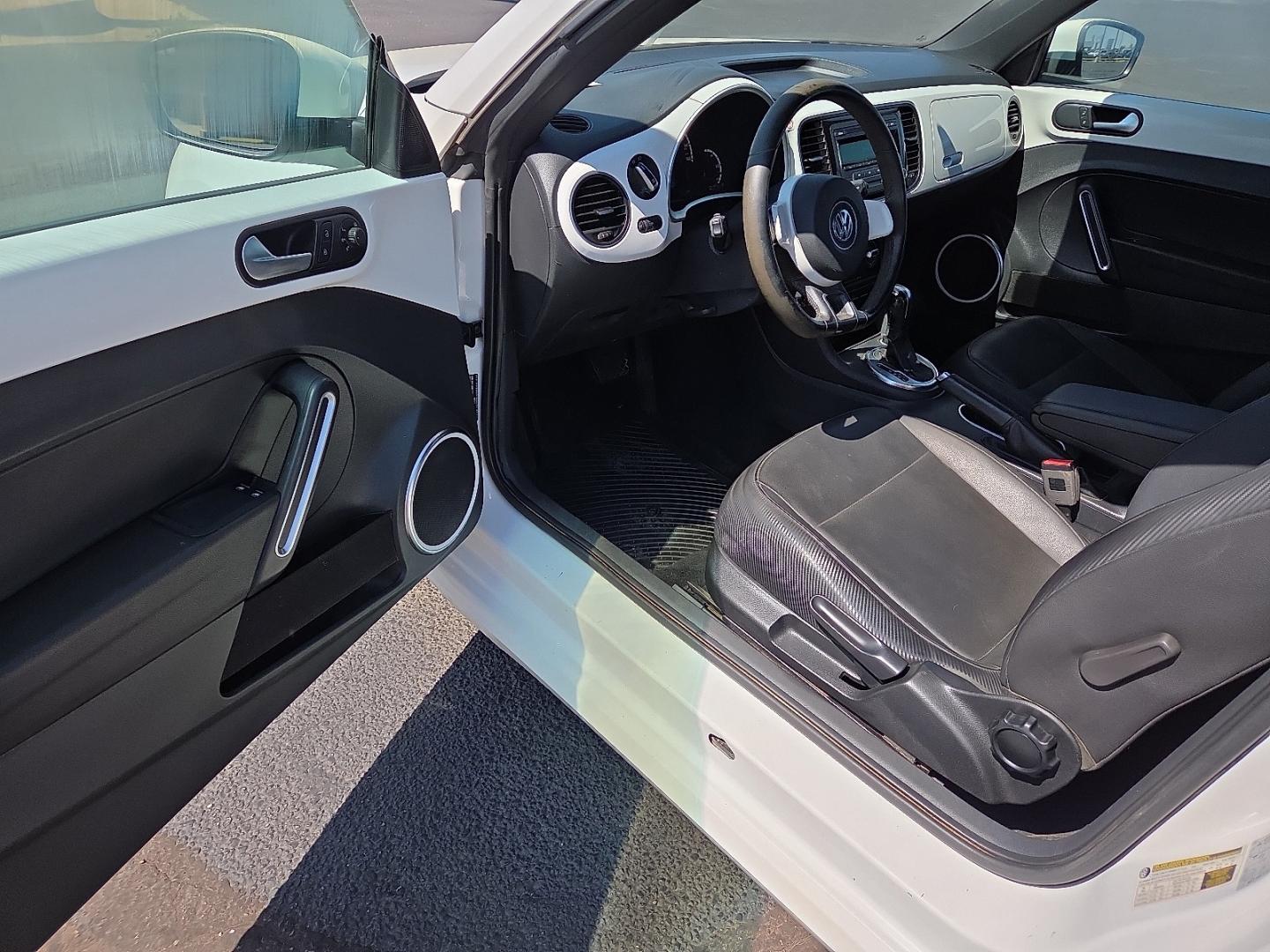 2013 Candy White - B4B4 /Titan Black - JU Volkswagen Beetle 2.5L (3VWJP7AT9DM) with an 2.5L I-5 DOHC, variable valve control, regular unleaded, engine with 170HP engine, located at 4711 Ave Q, Lubbock, TX, 79412, (806) 687-2362, 33.551304, -101.855293- Photo#17