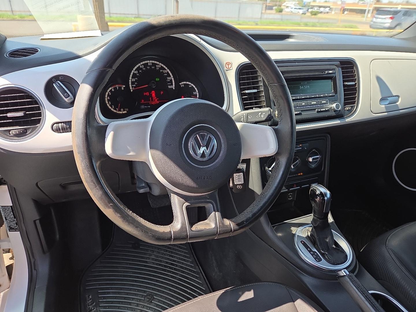 2013 Candy White - B4B4 /Titan Black - JU Volkswagen Beetle 2.5L (3VWJP7AT9DM) with an 2.5L I-5 DOHC, variable valve control, regular unleaded, engine with 170HP engine, located at 4711 Ave Q, Lubbock, TX, 79412, (806) 687-2362, 33.551304, -101.855293- Photo#19