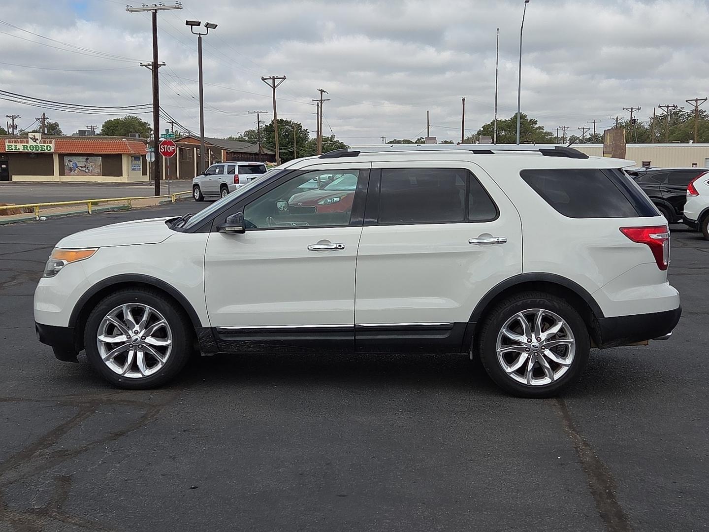 2012 White Platinum Metallic Tri-Coat - UG /Medium Light Stone - 8L Ford Explorer XLT (1FMHK7D82CG) with an 3.5L V-6 DOHC, variable valve control, regular unleaded, engine with 290HP engine, located at 4711 Ave Q, Lubbock, TX, 79412, (806) 687-2362, 33.551304, -101.855293- Photo#1