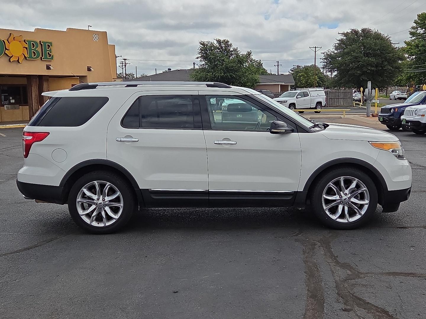 2012 White Platinum Metallic Tri-Coat - UG /Medium Light Stone - 8L Ford Explorer XLT (1FMHK7D82CG) with an 3.5L V-6 DOHC, variable valve control, regular unleaded, engine with 290HP engine, located at 4711 Ave Q, Lubbock, TX, 79412, (806) 687-2362, 33.551304, -101.855293- Photo#5