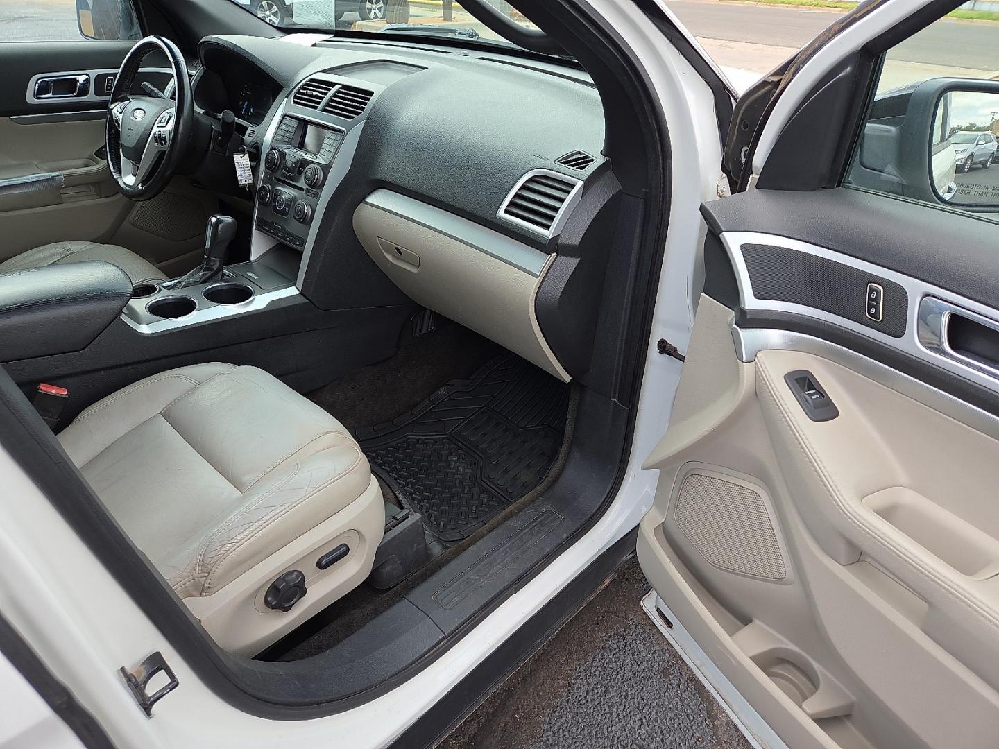 2012 White Platinum Metallic Tri-Coat - UG /Medium Light Stone - 8L Ford Explorer XLT (1FMHK7D82CG) with an 3.5L V-6 DOHC, variable valve control, regular unleaded, engine with 290HP engine, located at 4711 Ave Q, Lubbock, TX, 79412, (806) 687-2362, 33.551304, -101.855293- Photo#11
