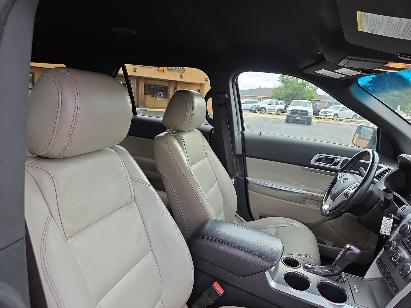 2012 White Platinum Metallic Tri-Coat - UG /Medium Light Stone - 8L Ford Explorer XLT (1FMHK7D82CG) with an 3.5L V-6 DOHC, variable valve control, regular unleaded, engine with 290HP engine, located at 4711 Ave Q, Lubbock, TX, 79412, (806) 687-2362, 33.551304, -101.855293- Photo#12