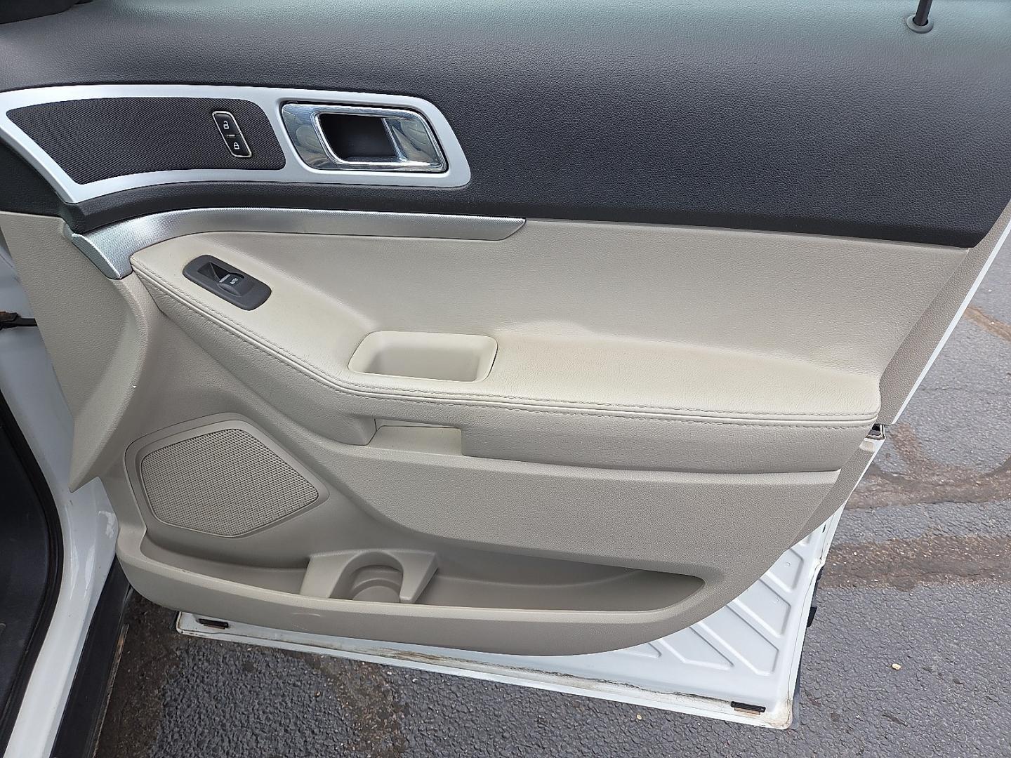 2012 White Platinum Metallic Tri-Coat - UG /Medium Light Stone - 8L Ford Explorer XLT (1FMHK7D82CG) with an 3.5L V-6 DOHC, variable valve control, regular unleaded, engine with 290HP engine, located at 4711 Ave Q, Lubbock, TX, 79412, (806) 687-2362, 33.551304, -101.855293- Photo#14