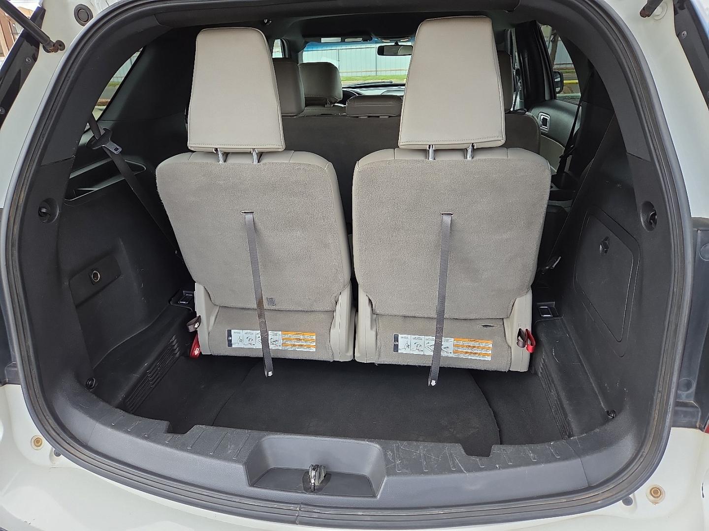 2012 White Platinum Metallic Tri-Coat - UG /Medium Light Stone - 8L Ford Explorer XLT (1FMHK7D82CG) with an 3.5L V-6 DOHC, variable valve control, regular unleaded, engine with 290HP engine, located at 4711 Ave Q, Lubbock, TX, 79412, (806) 687-2362, 33.551304, -101.855293- Photo#17