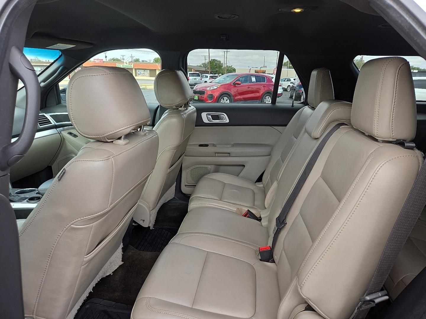 2012 White Platinum Metallic Tri-Coat - UG /Medium Light Stone - 8L Ford Explorer XLT (1FMHK7D82CG) with an 3.5L V-6 DOHC, variable valve control, regular unleaded, engine with 290HP engine, located at 4711 Ave Q, Lubbock, TX, 79412, (806) 687-2362, 33.551304, -101.855293- Photo#18