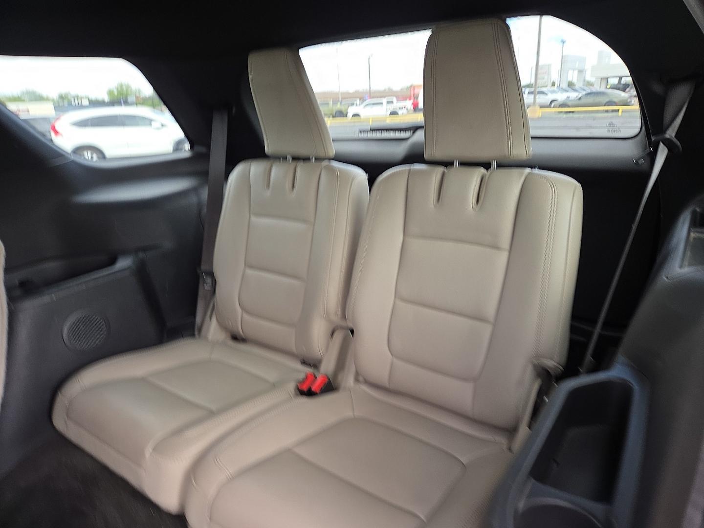2012 White Platinum Metallic Tri-Coat - UG /Medium Light Stone - 8L Ford Explorer XLT (1FMHK7D82CG) with an 3.5L V-6 DOHC, variable valve control, regular unleaded, engine with 290HP engine, located at 4711 Ave Q, Lubbock, TX, 79412, (806) 687-2362, 33.551304, -101.855293- Photo#19