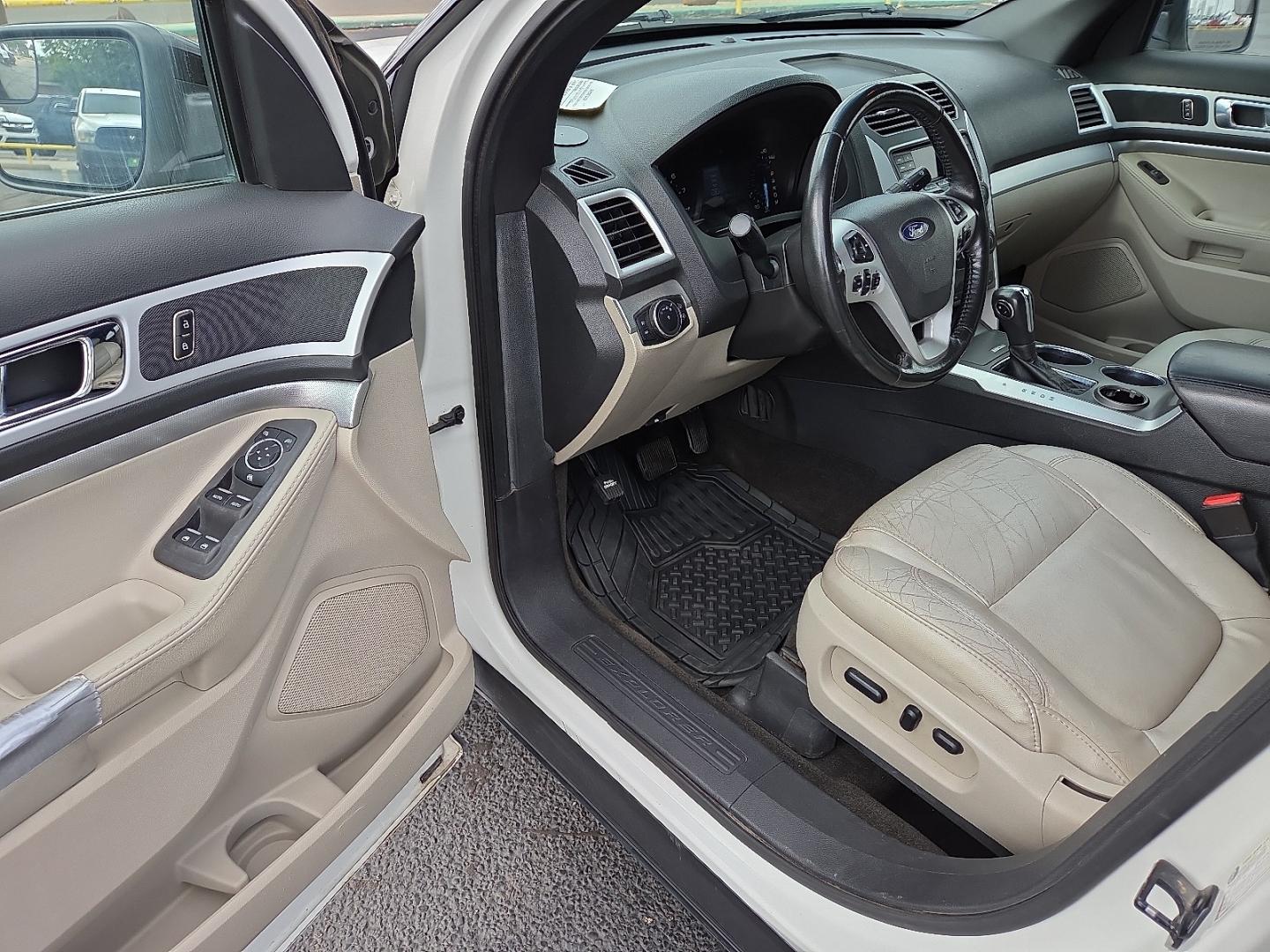 2012 White Platinum Metallic Tri-Coat - UG /Medium Light Stone - 8L Ford Explorer XLT (1FMHK7D82CG) with an 3.5L V-6 DOHC, variable valve control, regular unleaded, engine with 290HP engine, located at 4711 Ave Q, Lubbock, TX, 79412, (806) 687-2362, 33.551304, -101.855293- Photo#21