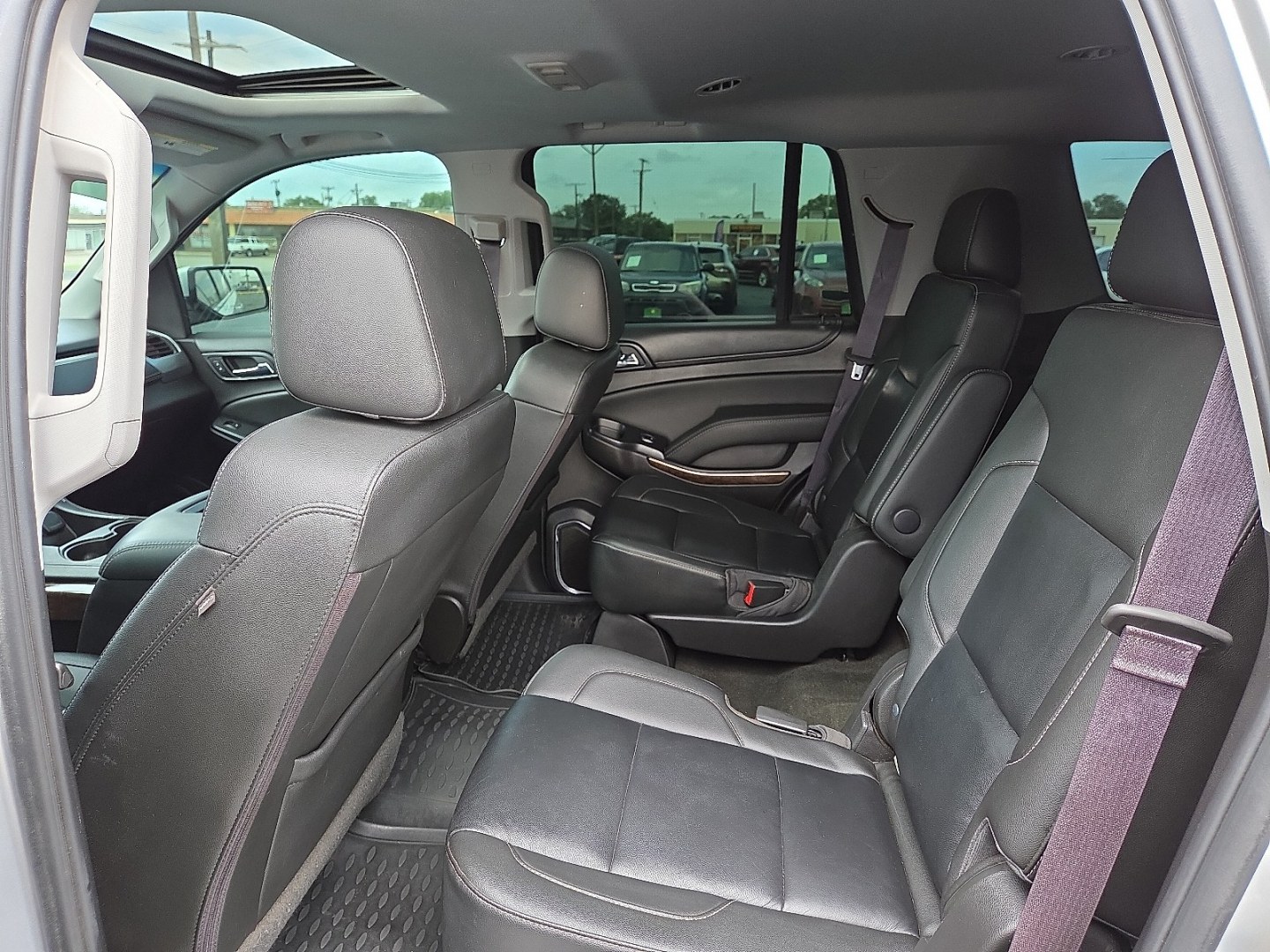 2016 Champagne Silver Metallic - GWT /Jet Black - H2U Chevrolet Tahoe LT (1GNSKBKC5GR) with an EcoTec3 5.3L V-8 gasoline direct injection, variable valve control, regular unleaded, engine with cylinder deactivation and 355HP engine, located at 4711 Ave Q, Lubbock, TX, 79412, (806) 687-2362, 33.551304, -101.855293- Photo#17