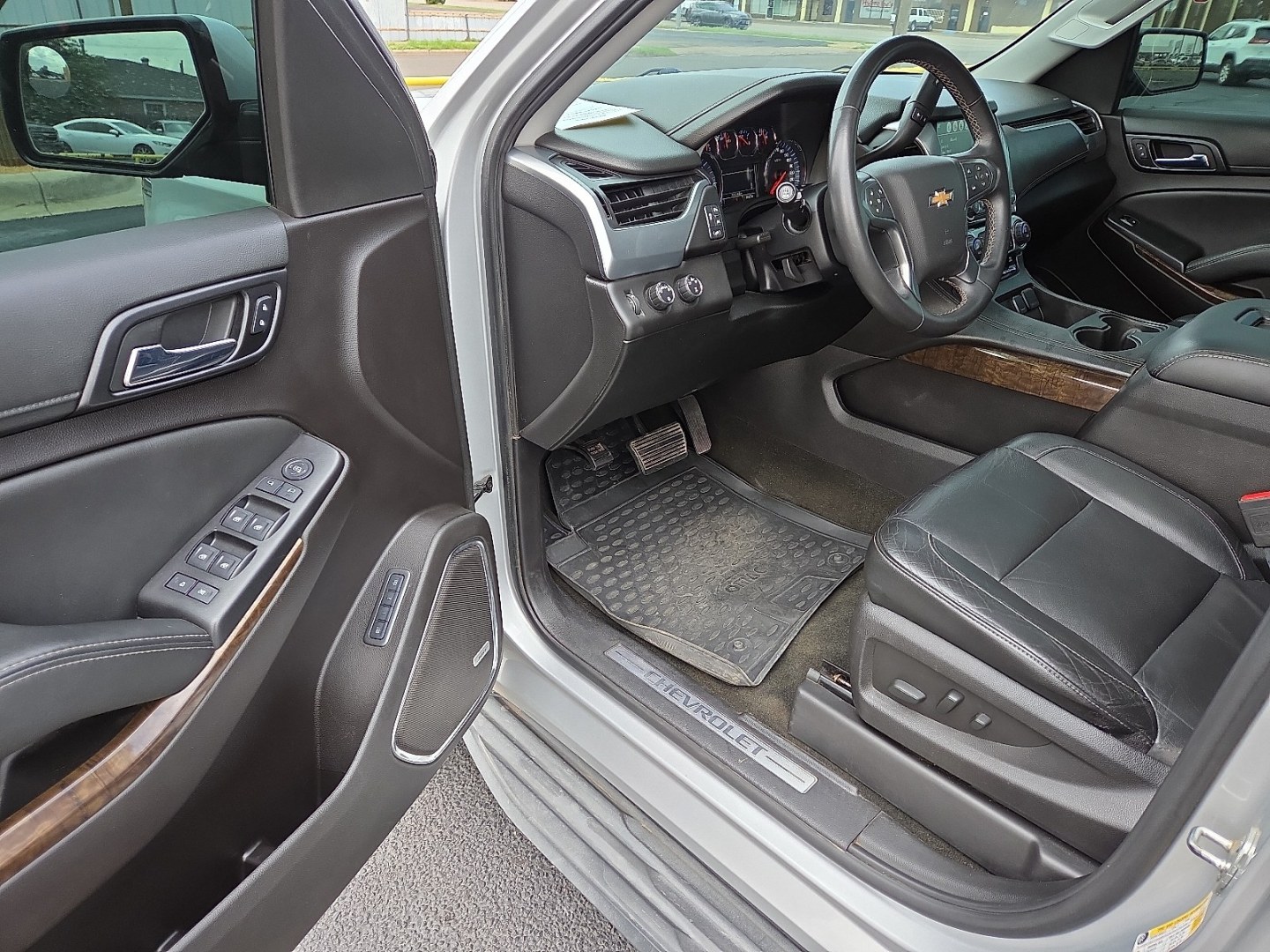 2016 Champagne Silver Metallic - GWT /Jet Black - H2U Chevrolet Tahoe LT (1GNSKBKC5GR) with an EcoTec3 5.3L V-8 gasoline direct injection, variable valve control, regular unleaded, engine with cylinder deactivation and 355HP engine, located at 4711 Ave Q, Lubbock, TX, 79412, (806) 687-2362, 33.551304, -101.855293- Photo#20