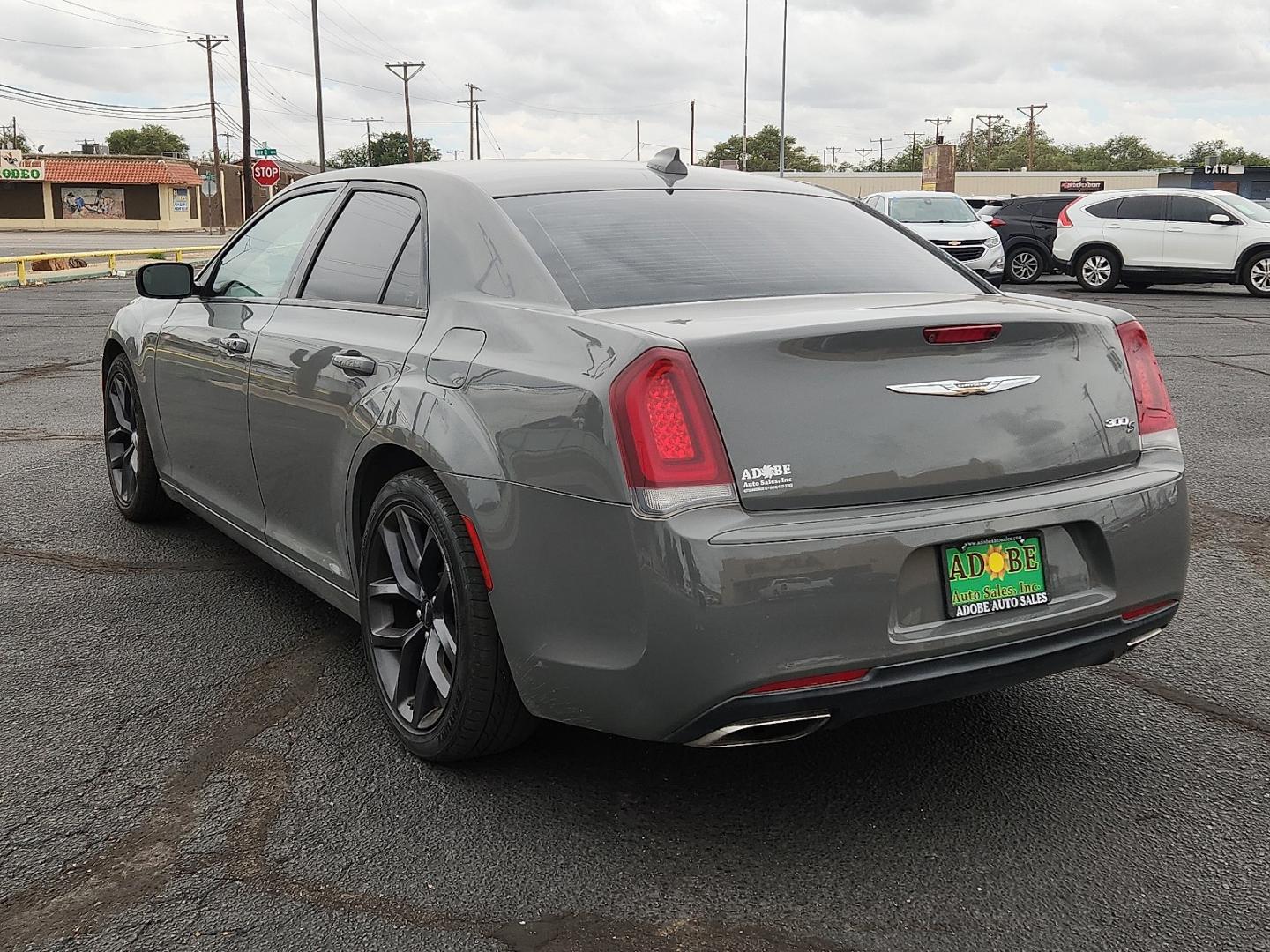 2019 GRAY /Black - X9 Chrysler 300 300S (2C3CCABG2KH) with an Pentastar 3.6L V-6 DOHC, variable valve control, regular unleaded, engine with 300HP engine, located at 4711 Ave Q, Lubbock, TX, 79412, (806) 687-2362, 33.551304, -101.855293- Photo#2