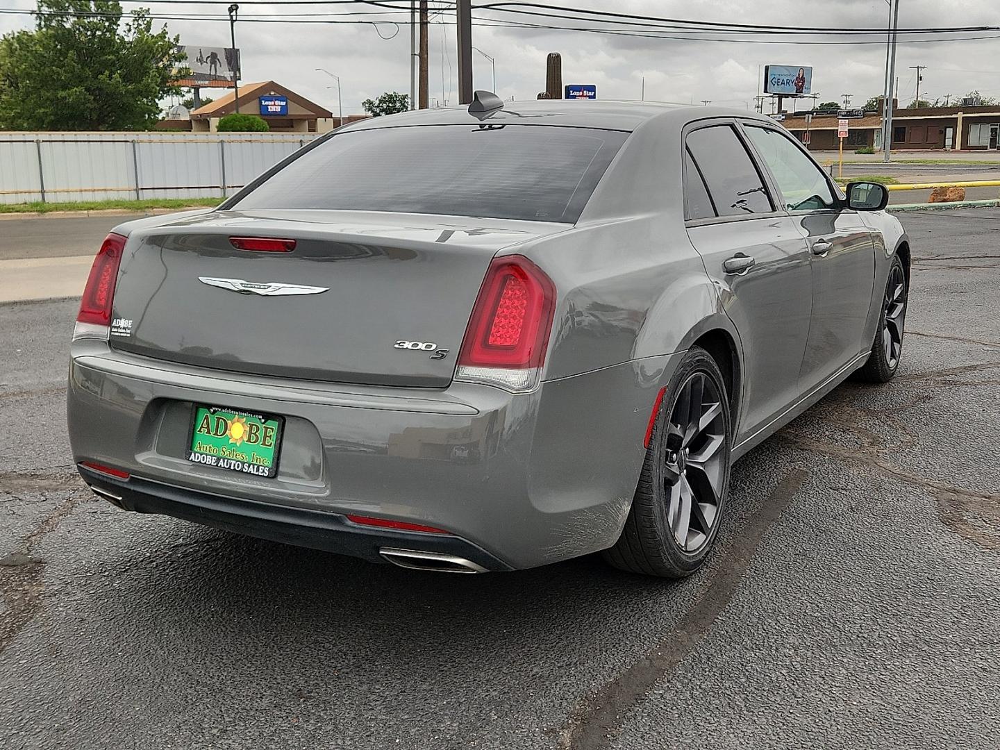 2019 GRAY /Black - X9 Chrysler 300 300S (2C3CCABG2KH) with an Pentastar 3.6L V-6 DOHC, variable valve control, regular unleaded, engine with 300HP engine, located at 4711 Ave Q, Lubbock, TX, 79412, (806) 687-2362, 33.551304, -101.855293- Photo#3