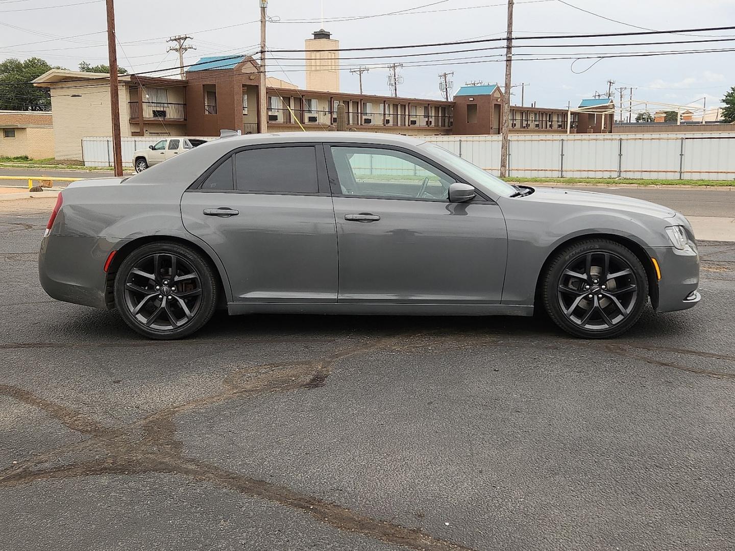 2019 GRAY /Black - X9 Chrysler 300 300S (2C3CCABG2KH) with an Pentastar 3.6L V-6 DOHC, variable valve control, regular unleaded, engine with 300HP engine, located at 4711 Ave Q, Lubbock, TX, 79412, (806) 687-2362, 33.551304, -101.855293- Photo#4