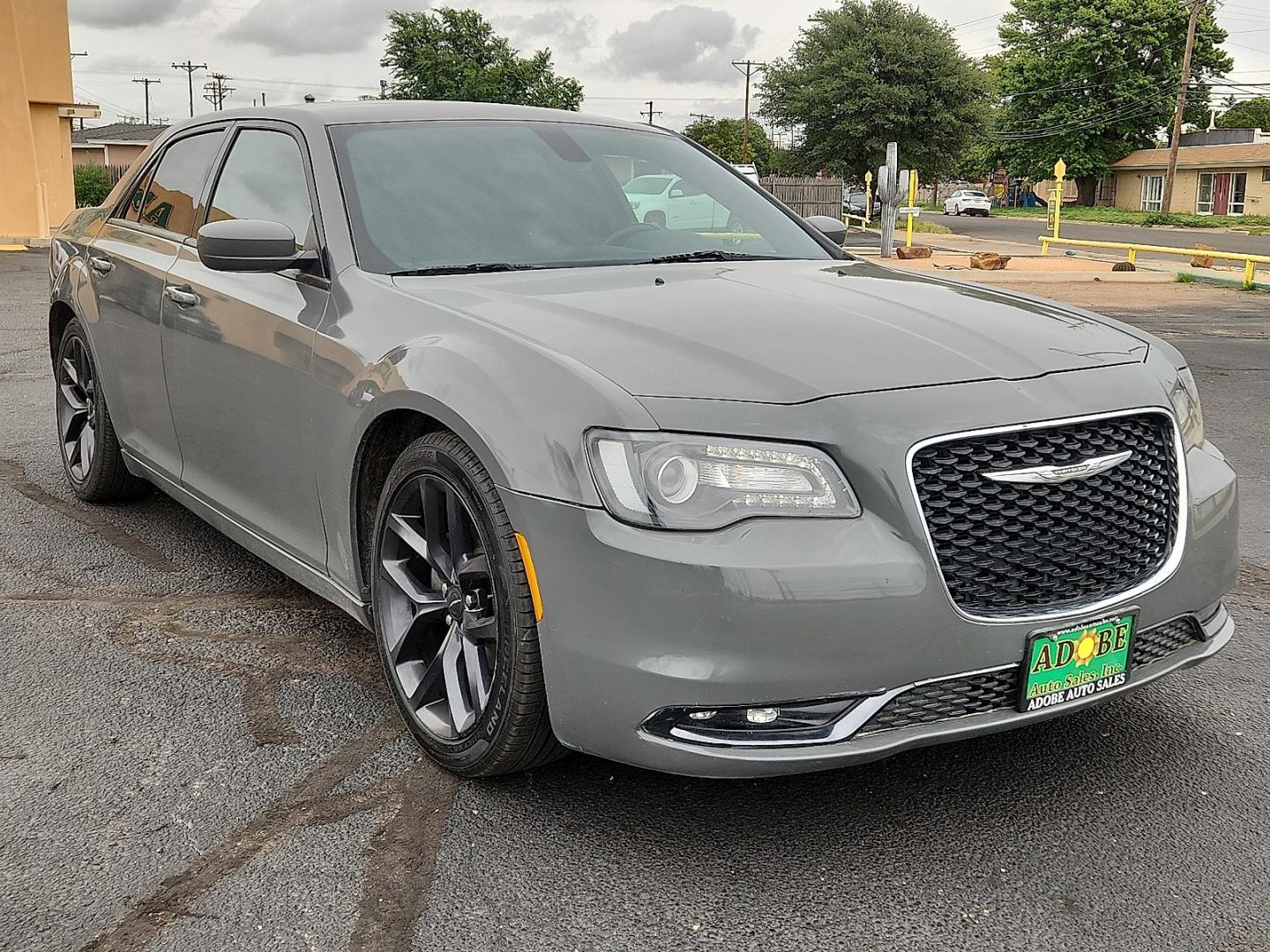 2019 GRAY /Black - X9 Chrysler 300 300S (2C3CCABG2KH) with an Pentastar 3.6L V-6 DOHC, variable valve control, regular unleaded, engine with 300HP engine, located at 4711 Ave Q, Lubbock, TX, 79412, (806) 687-2362, 33.551304, -101.855293- Photo#5