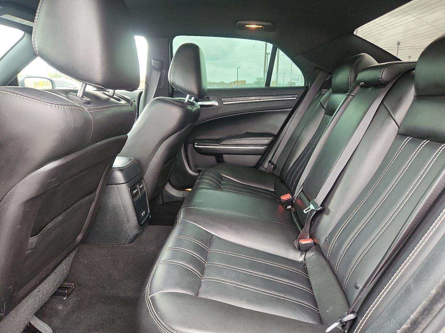 2019 GRAY /Black - X9 Chrysler 300 300S (2C3CCABG2KH) with an Pentastar 3.6L V-6 DOHC, variable valve control, regular unleaded, engine with 300HP engine, located at 4711 Ave Q, Lubbock, TX, 79412, (806) 687-2362, 33.551304, -101.855293- Photo#7
