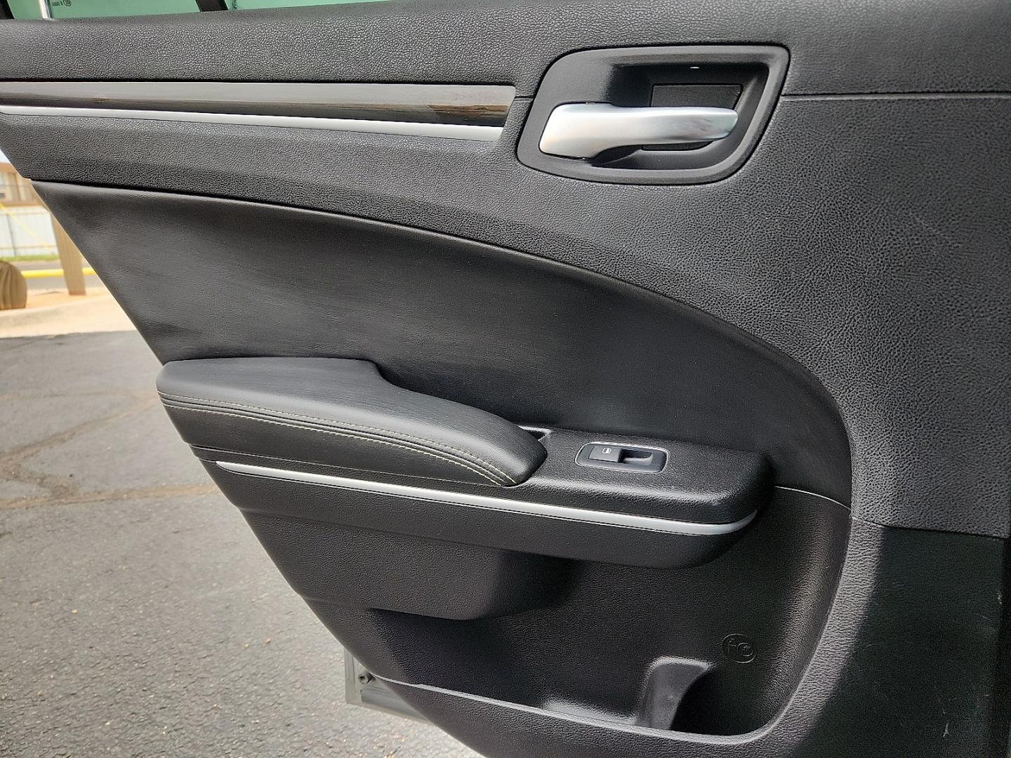 2019 GRAY /Black - X9 Chrysler 300 300S (2C3CCABG2KH) with an Pentastar 3.6L V-6 DOHC, variable valve control, regular unleaded, engine with 300HP engine, located at 4711 Ave Q, Lubbock, TX, 79412, (806) 687-2362, 33.551304, -101.855293- Photo#10