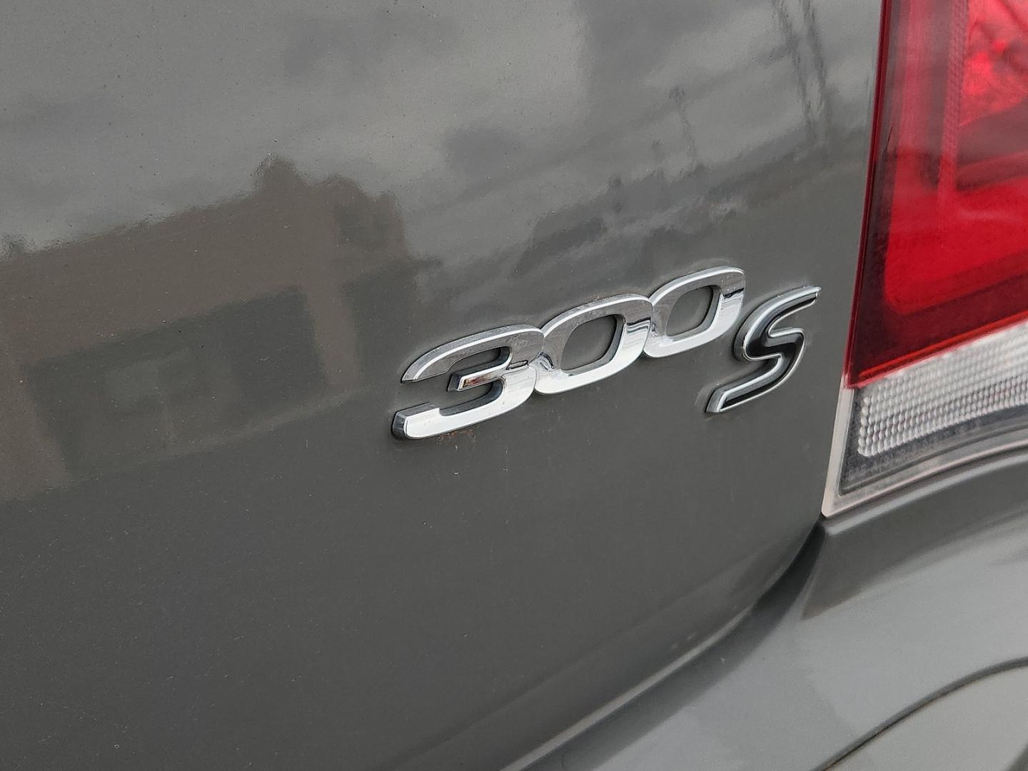 2019 GRAY /Black - X9 Chrysler 300 300S (2C3CCABG2KH) with an Pentastar 3.6L V-6 DOHC, variable valve control, regular unleaded, engine with 300HP engine, located at 4711 Ave Q, Lubbock, TX, 79412, (806) 687-2362, 33.551304, -101.855293- Photo#13