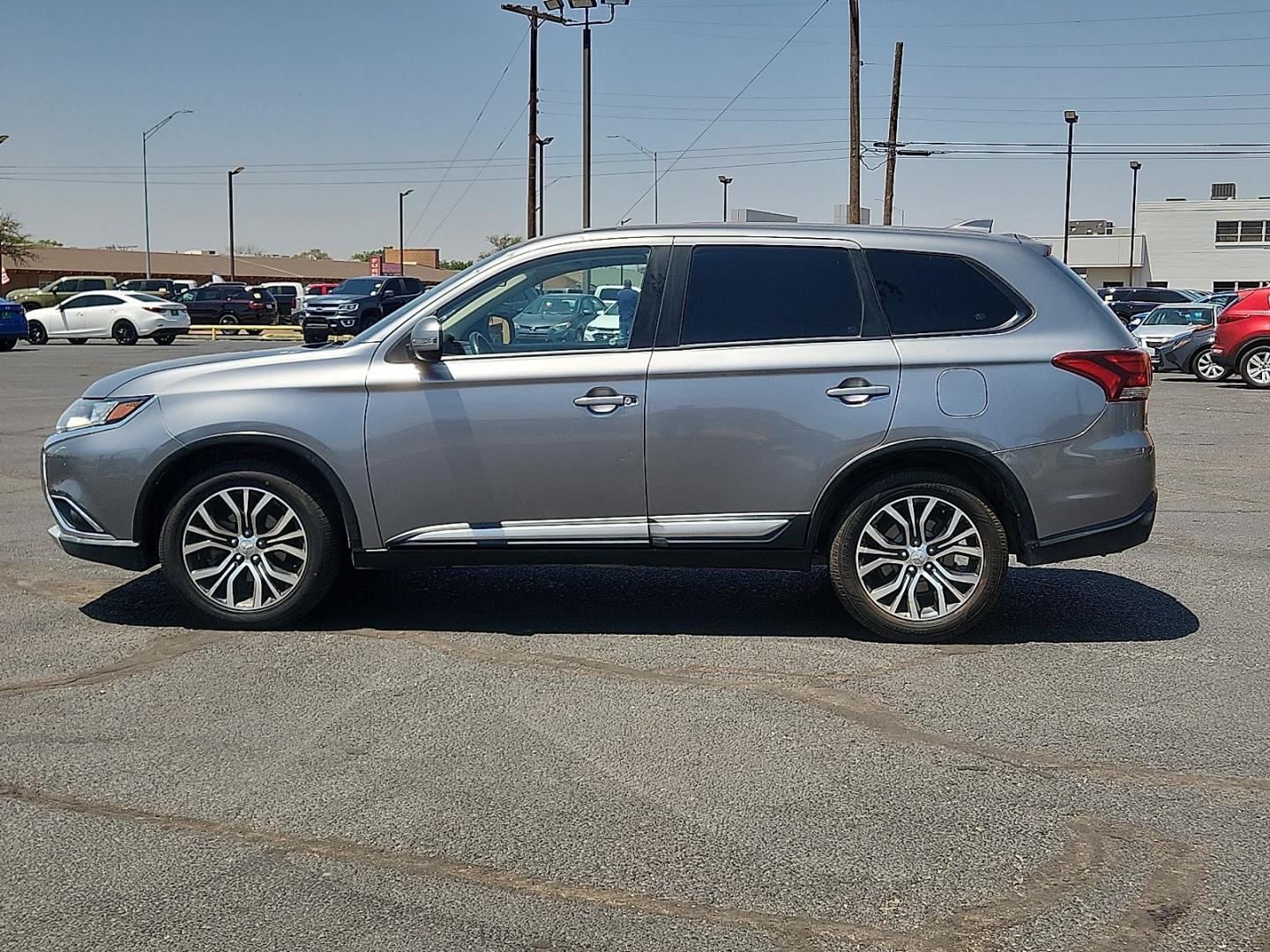 2018 SILVER /Black - 01X Mitsubishi Outlander SE (JA4AD3A38JZ) with an 2.4L I-4 variable valve control, regular unleaded, engine with 166HP engine, located at 4711 Ave Q, Lubbock, TX, 79412, (806) 687-2362, 33.551304, -101.855293- Photo#1