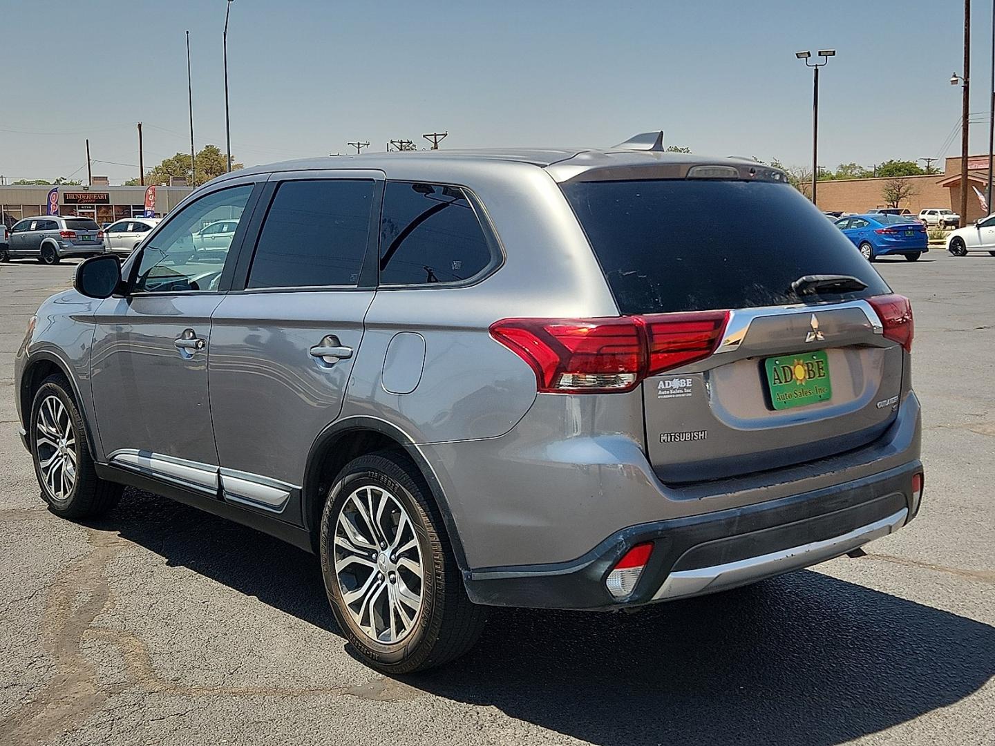 2018 SILVER /Black - 01X Mitsubishi Outlander SE (JA4AD3A38JZ) with an 2.4L I-4 variable valve control, regular unleaded, engine with 166HP engine, located at 4711 Ave Q, Lubbock, TX, 79412, (806) 687-2362, 33.551304, -101.855293- Photo#2