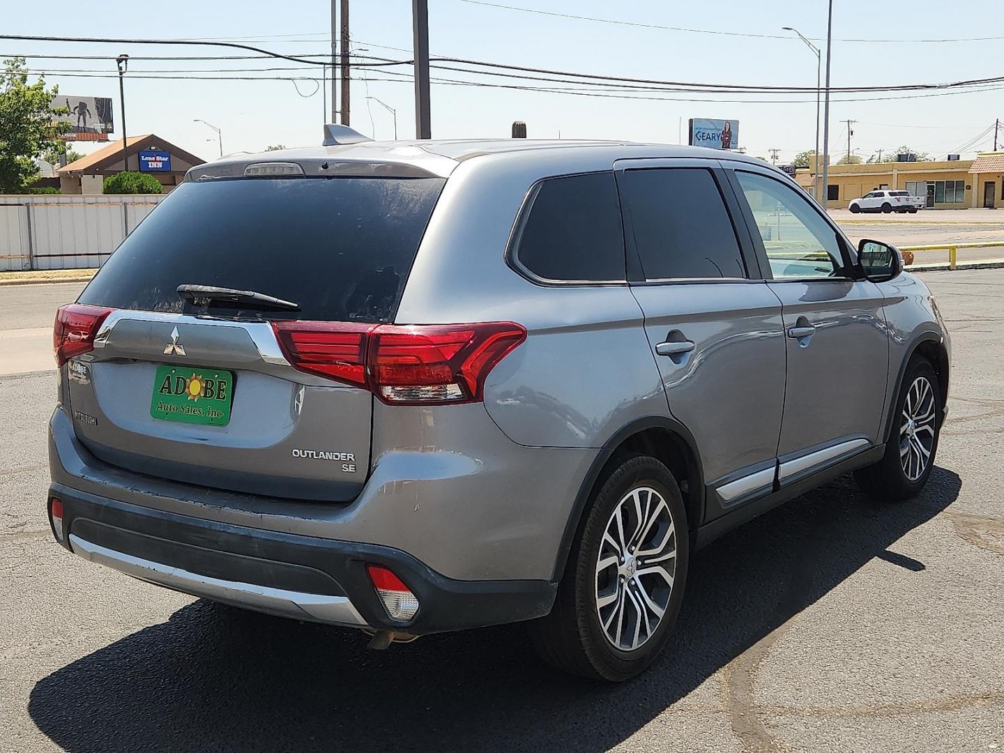2018 SILVER /Black - 01X Mitsubishi Outlander SE (JA4AD3A38JZ) with an 2.4L I-4 variable valve control, regular unleaded, engine with 166HP engine, located at 4711 Ave Q, Lubbock, TX, 79412, (806) 687-2362, 33.551304, -101.855293- Photo#3