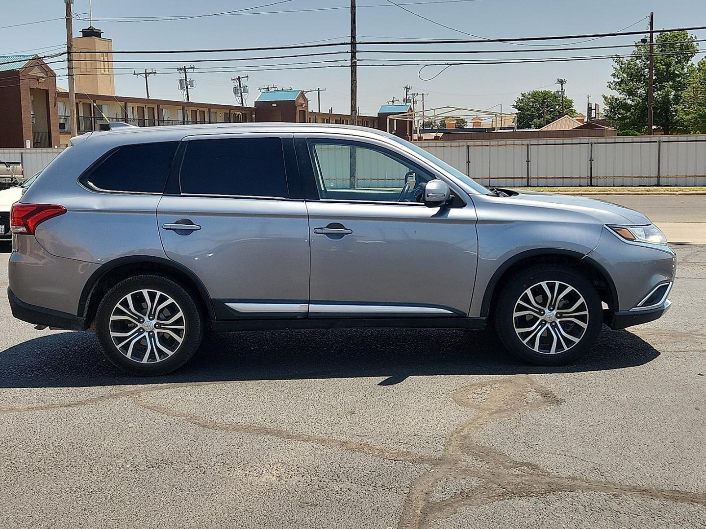 2018 SILVER /Black - 01X Mitsubishi Outlander SE (JA4AD3A38JZ) with an 2.4L I-4 variable valve control, regular unleaded, engine with 166HP engine, located at 4711 Ave Q, Lubbock, TX, 79412, (806) 687-2362, 33.551304, -101.855293- Photo#4