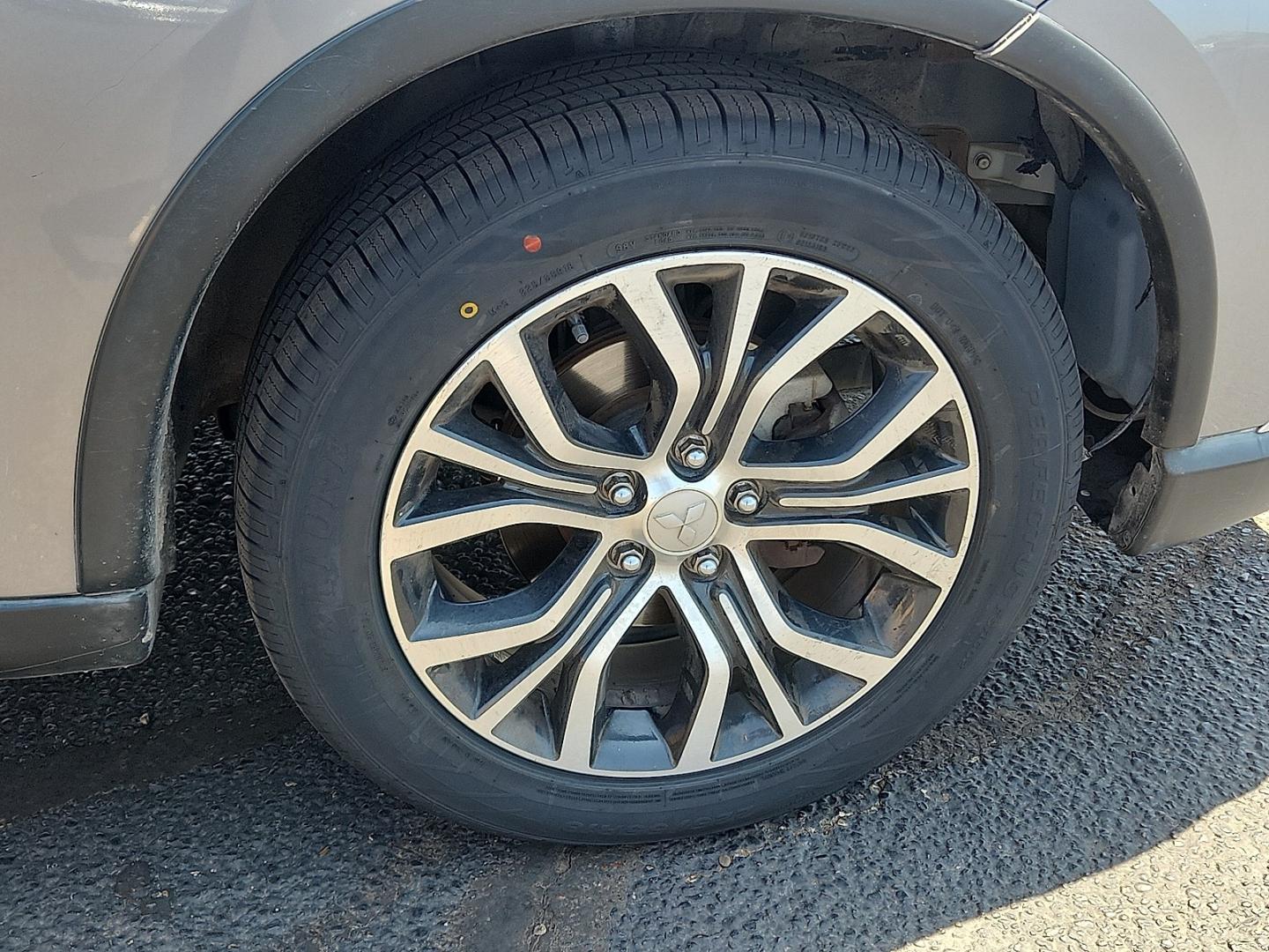 2018 SILVER /Black - 01X Mitsubishi Outlander SE (JA4AD3A38JZ) with an 2.4L I-4 variable valve control, regular unleaded, engine with 166HP engine, located at 4711 Ave Q, Lubbock, TX, 79412, (806) 687-2362, 33.551304, -101.855293- Photo#6