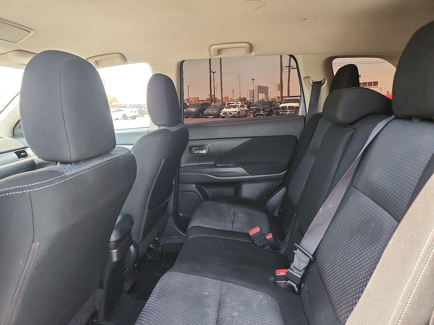 2018 SILVER /Black - 01X Mitsubishi Outlander SE (JA4AD3A38JZ) with an 2.4L I-4 variable valve control, regular unleaded, engine with 166HP engine, located at 4711 Ave Q, Lubbock, TX, 79412, (806) 687-2362, 33.551304, -101.855293- Photo#10