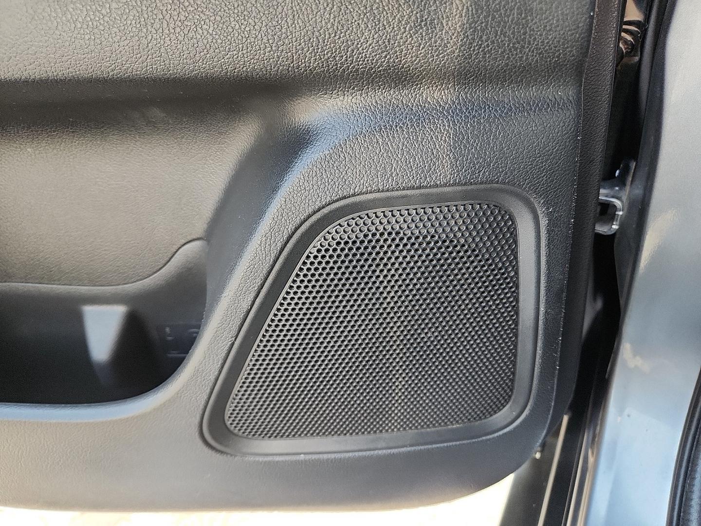 2018 SILVER /Black - 01X Mitsubishi Outlander SE (JA4AD3A38JZ) with an 2.4L I-4 variable valve control, regular unleaded, engine with 166HP engine, located at 4711 Ave Q, Lubbock, TX, 79412, (806) 687-2362, 33.551304, -101.855293- Photo#11