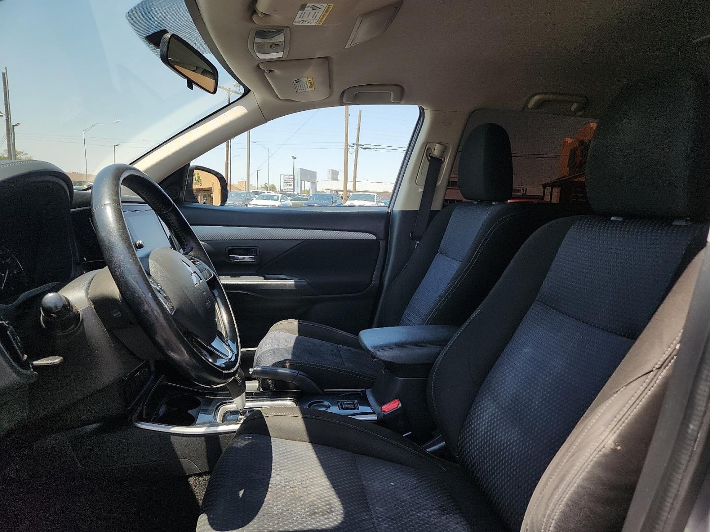 2018 SILVER /Black - 01X Mitsubishi Outlander SE (JA4AD3A38JZ) with an 2.4L I-4 variable valve control, regular unleaded, engine with 166HP engine, located at 4711 Ave Q, Lubbock, TX, 79412, (806) 687-2362, 33.551304, -101.855293- Photo#15