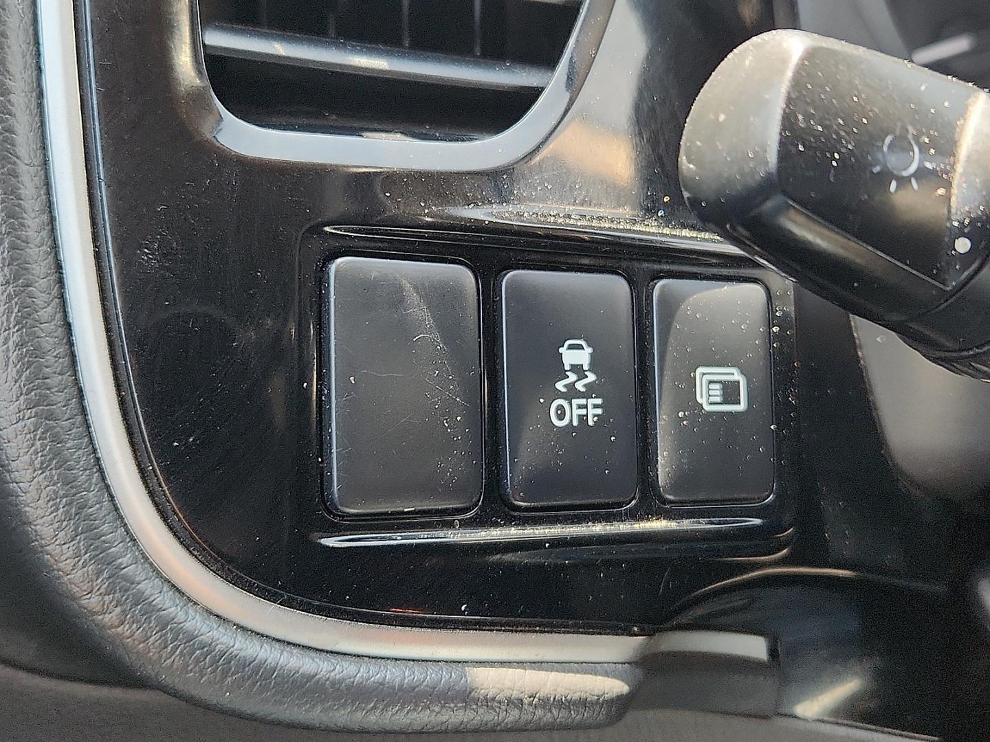 2018 SILVER /Black - 01X Mitsubishi Outlander SE (JA4AD3A38JZ) with an 2.4L I-4 variable valve control, regular unleaded, engine with 166HP engine, located at 4711 Ave Q, Lubbock, TX, 79412, (806) 687-2362, 33.551304, -101.855293- Photo#21