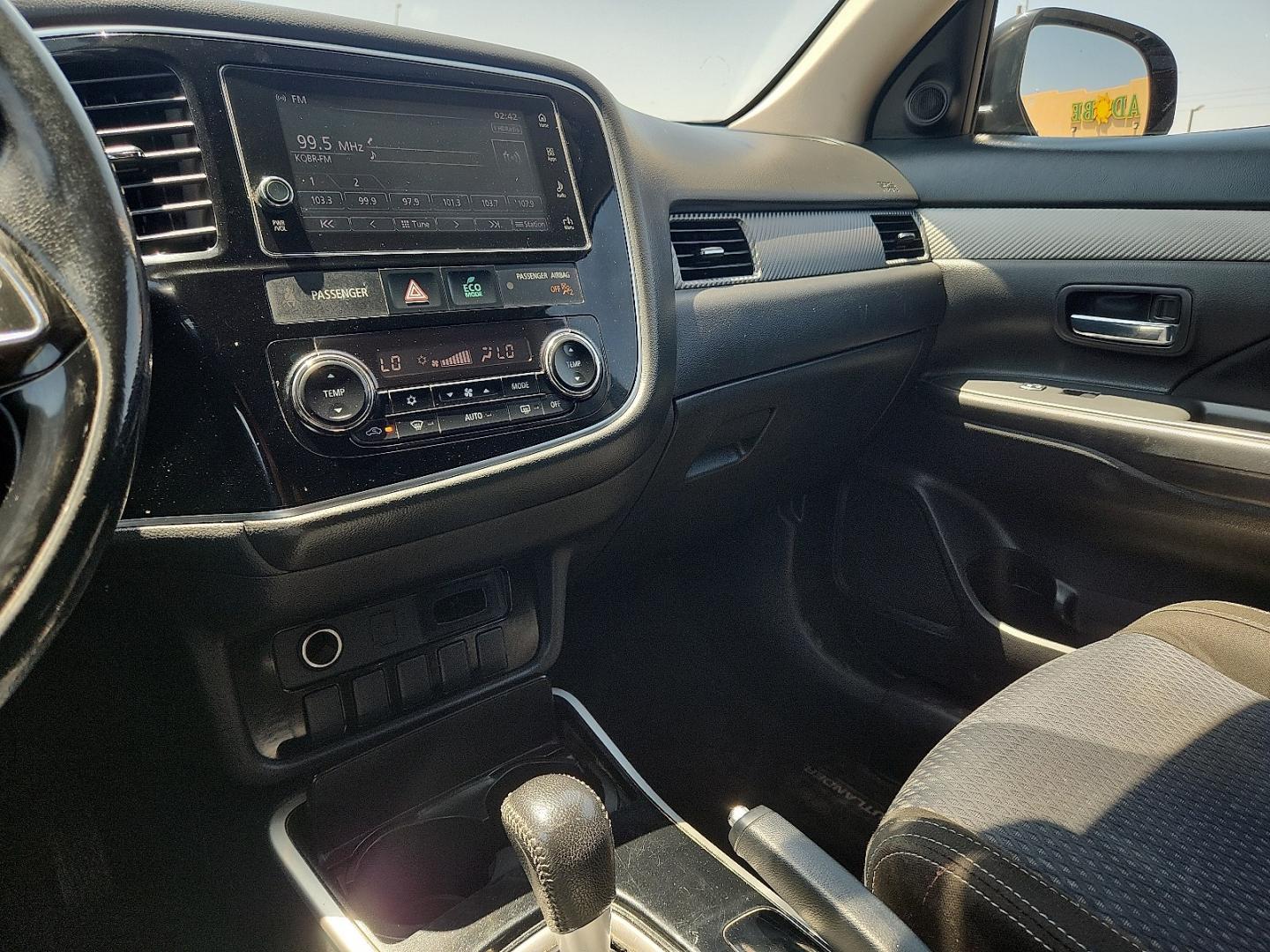 2018 SILVER /Black - 01X Mitsubishi Outlander SE (JA4AD3A38JZ) with an 2.4L I-4 variable valve control, regular unleaded, engine with 166HP engine, located at 4711 Ave Q, Lubbock, TX, 79412, (806) 687-2362, 33.551304, -101.855293- Photo#29