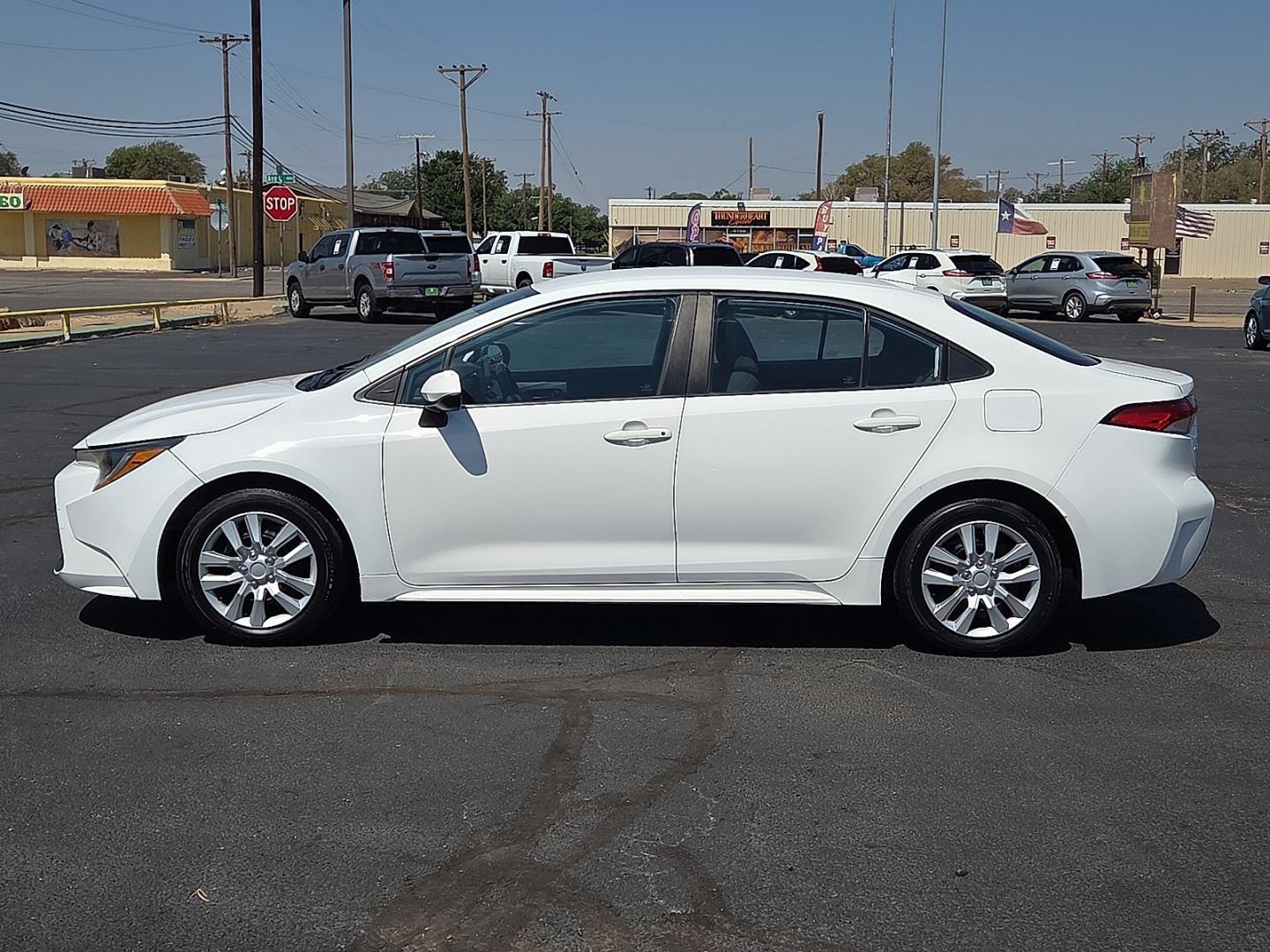 2022 White - 040 /Black - 20 Toyota Corolla LE (5YFEPMAE1NP) with an 1.8L I-4 DOHC, VVT-i variable valve control, regular unleaded, engine with 139HP engine, located at 4711 Ave Q, Lubbock, TX, 79412, (806) 687-2362, 33.551304, -101.855293- Photo#1