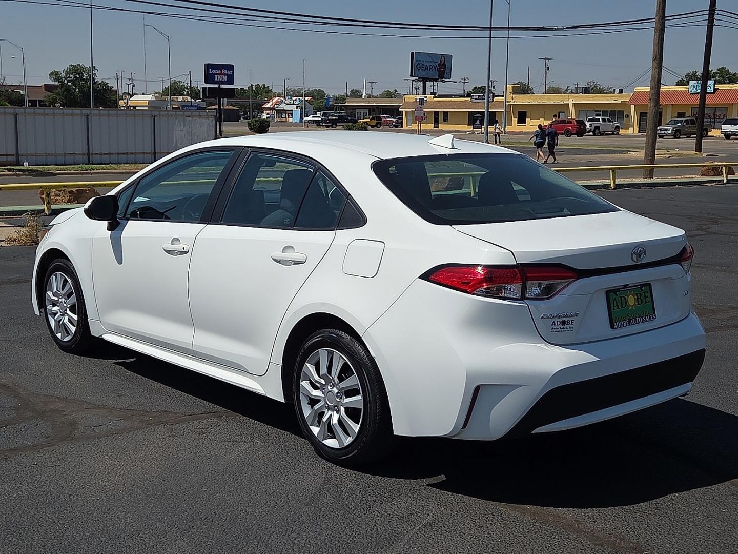 2022 White - 040 /Black - 20 Toyota Corolla LE (5YFEPMAE1NP) with an 1.8L I-4 DOHC, VVT-i variable valve control, regular unleaded, engine with 139HP engine, located at 4711 Ave Q, Lubbock, TX, 79412, (806) 687-2362, 33.551304, -101.855293- Photo#2