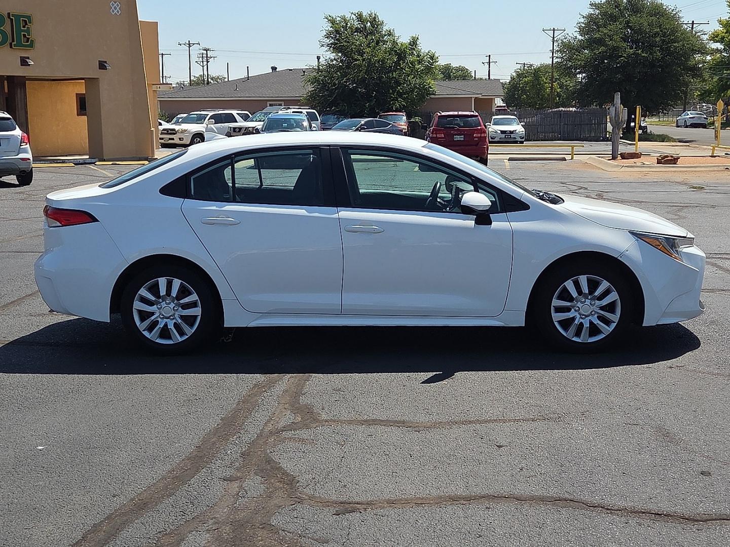 2022 White - 040 /Black - 20 Toyota Corolla LE (5YFEPMAE1NP) with an 1.8L I-4 DOHC, VVT-i variable valve control, regular unleaded, engine with 139HP engine, located at 4711 Ave Q, Lubbock, TX, 79412, (806) 687-2362, 33.551304, -101.855293- Photo#5