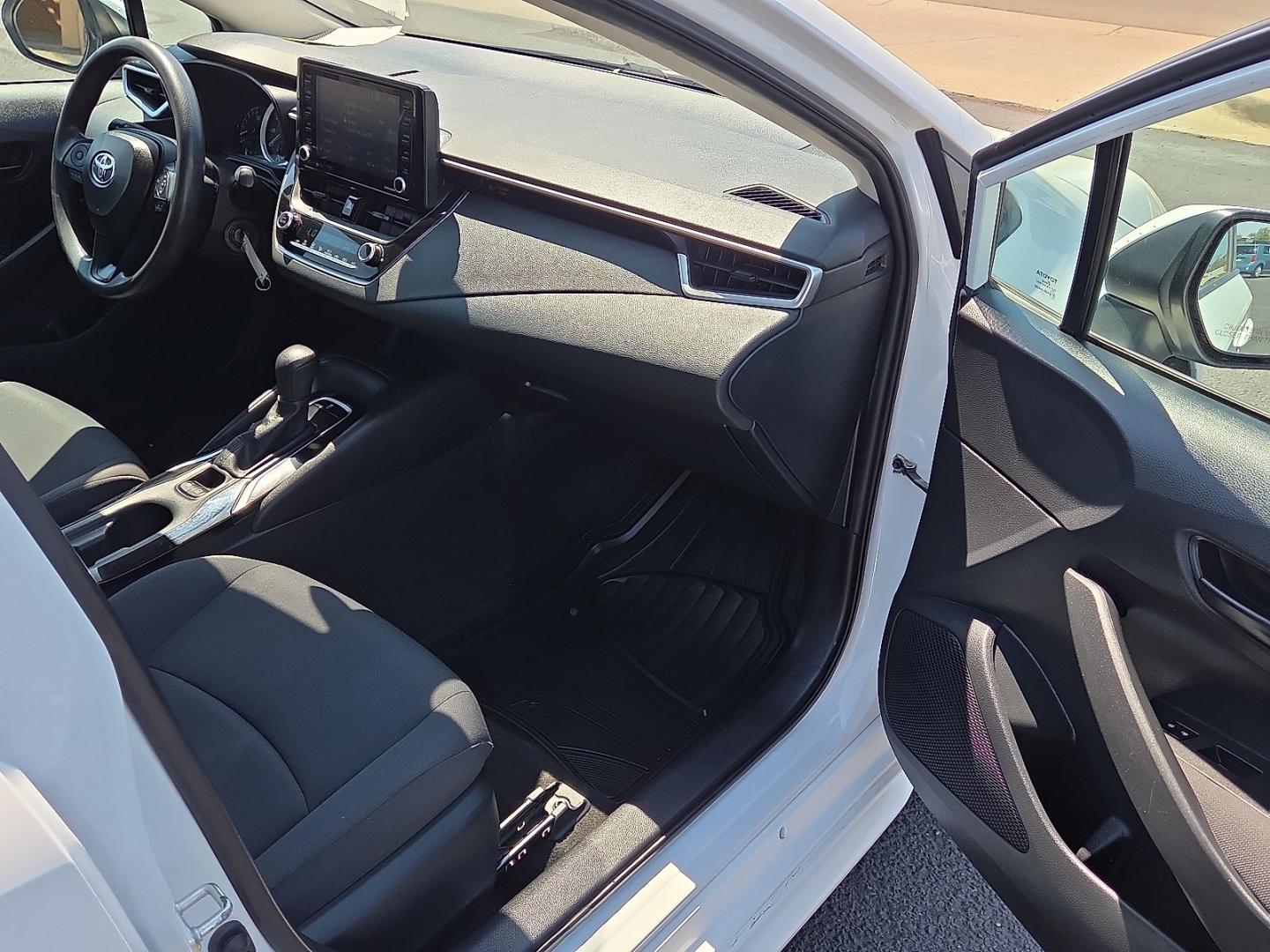 2022 White - 040 /Black - 20 Toyota Corolla LE (5YFEPMAE1NP) with an 1.8L I-4 DOHC, VVT-i variable valve control, regular unleaded, engine with 139HP engine, located at 4711 Ave Q, Lubbock, TX, 79412, (806) 687-2362, 33.551304, -101.855293- Photo#11