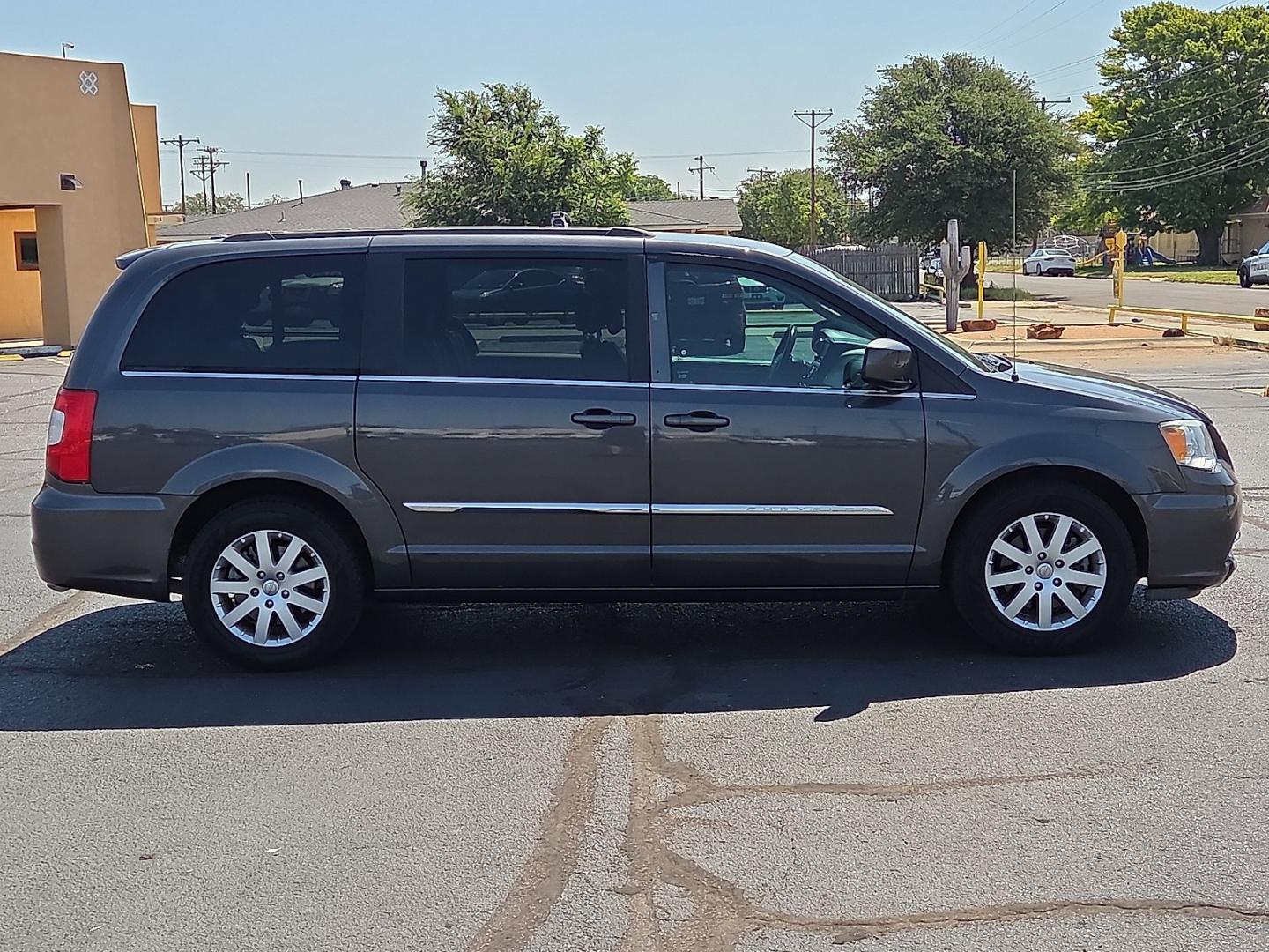 2016 Granite Crystal Metallic Clearcoat - PAU /Black/Light Graystone - X1 Chrysler Town and Country Touring (2C4RC1BG8GR) with an Pentastar 3.6L V-6 DOHC, variable valve control, regular unleaded, engine with 283HP engine, located at 4711 Ave Q, Lubbock, TX, 79412, (806) 687-2362, 33.551304, -101.855293- Photo#5