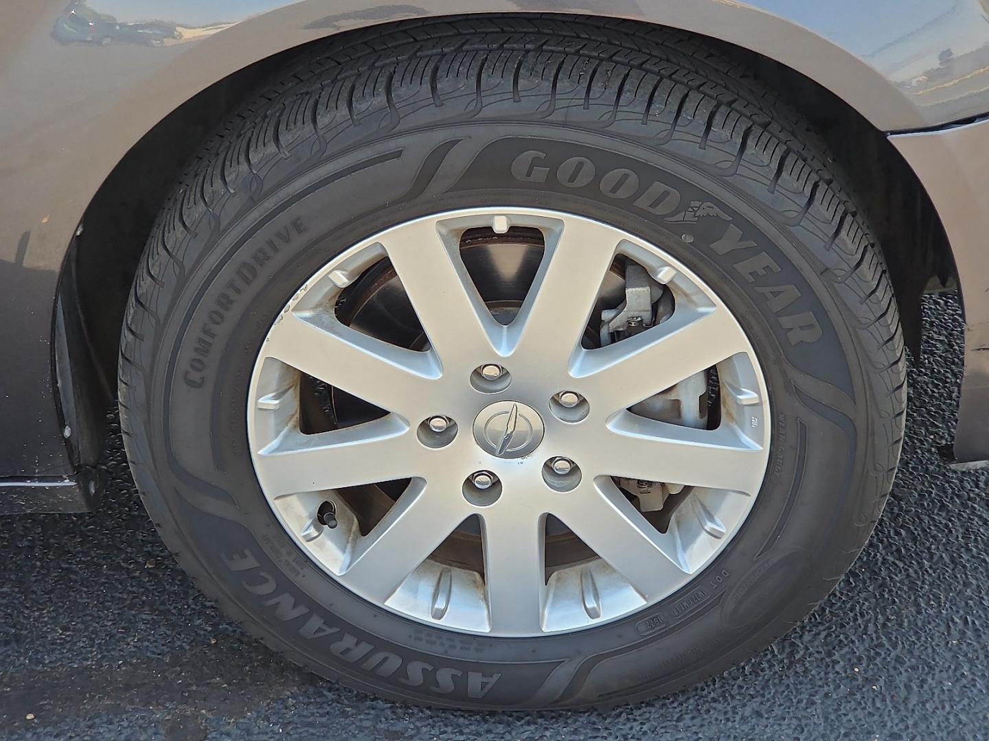 2016 Granite Crystal Metallic Clearcoat - PAU /Black/Light Graystone - X1 Chrysler Town and Country Touring (2C4RC1BG8GR) with an Pentastar 3.6L V-6 DOHC, variable valve control, regular unleaded, engine with 283HP engine, located at 4711 Ave Q, Lubbock, TX, 79412, (806) 687-2362, 33.551304, -101.855293- Photo#10