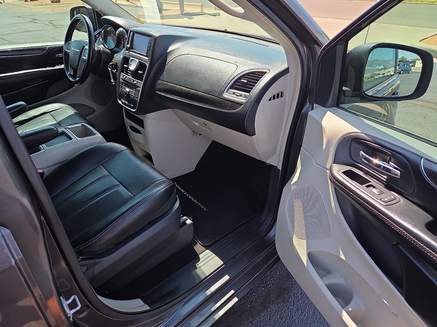 2016 Granite Crystal Metallic Clearcoat - PAU /Black/Light Graystone - X1 Chrysler Town and Country Touring (2C4RC1BG8GR) with an Pentastar 3.6L V-6 DOHC, variable valve control, regular unleaded, engine with 283HP engine, located at 4711 Ave Q, Lubbock, TX, 79412, (806) 687-2362, 33.551304, -101.855293- Photo#11